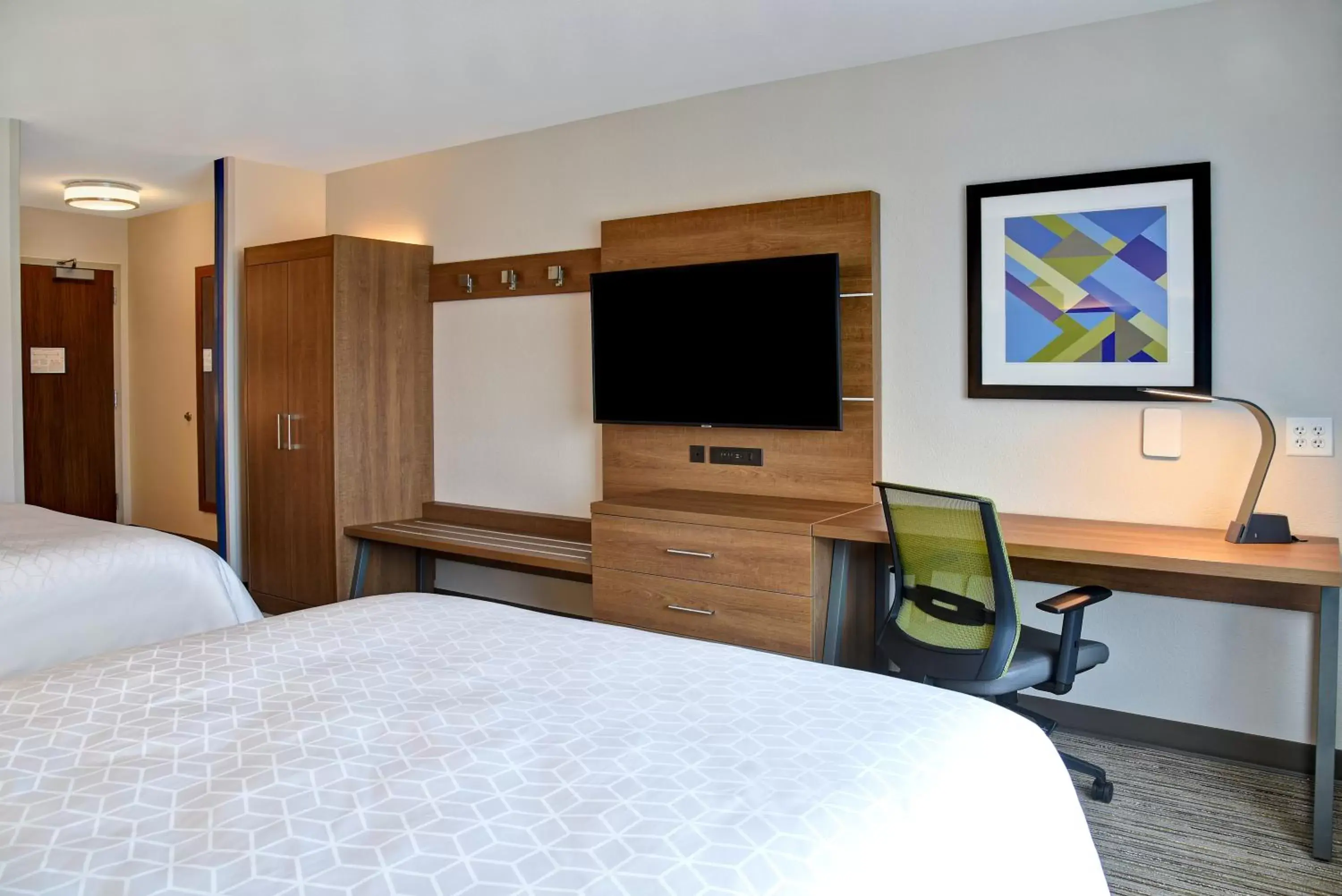 Bed, TV/Entertainment Center in Holiday Inn Express & Suites - Ottawa, an IHG Hotel