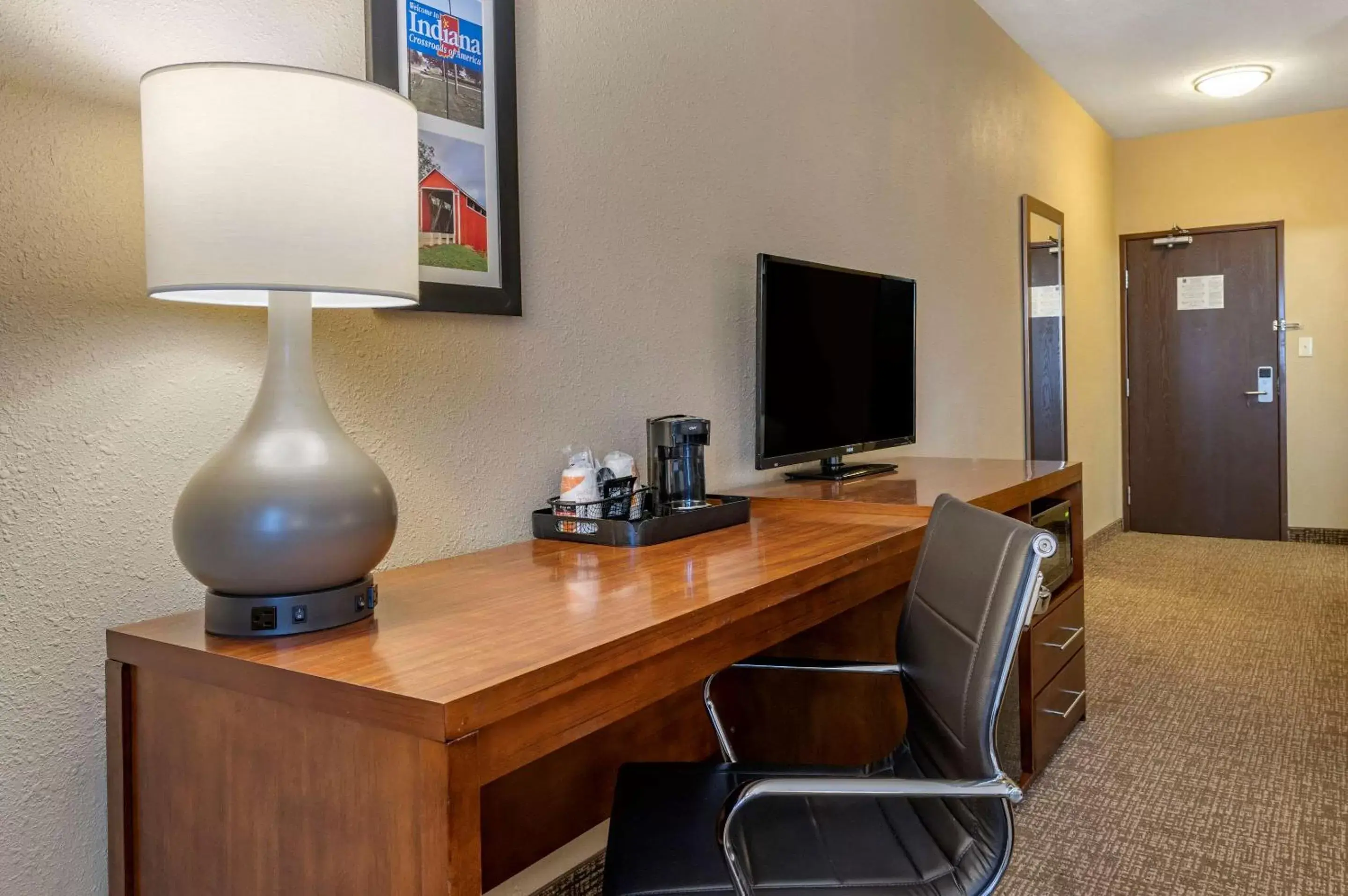 Photo of the whole room, TV/Entertainment Center in Comfort Inn Shelbyville North