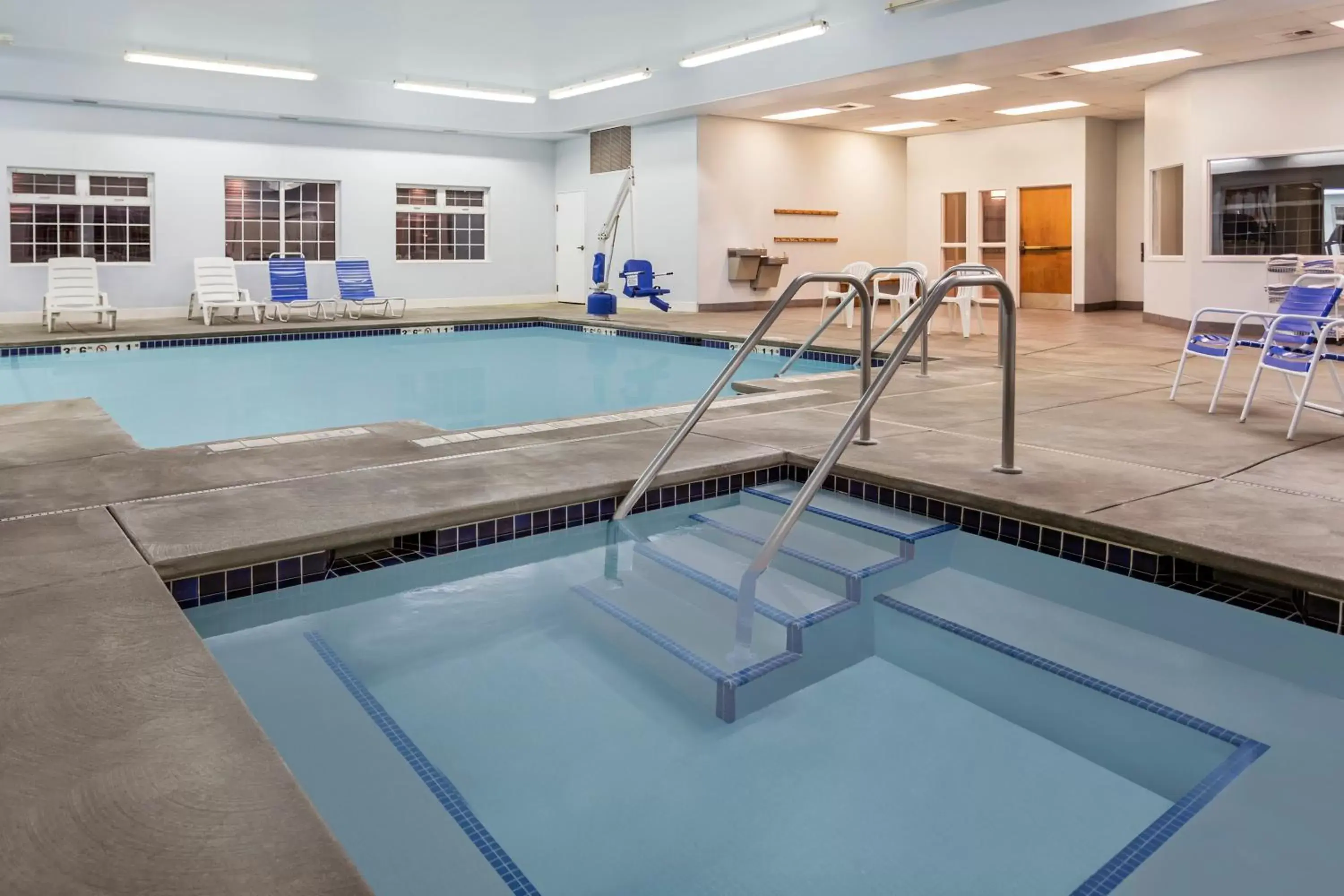 Hot Tub, Swimming Pool in SilverStone Inn & Suites Spokane Valley