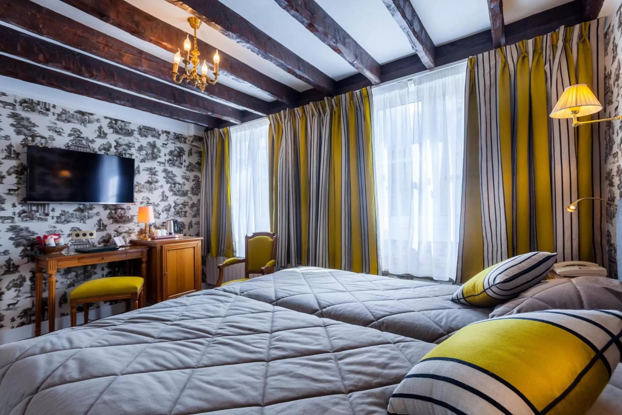 Day, Bed in Grand Hôtel de L'Univers Saint-Germain