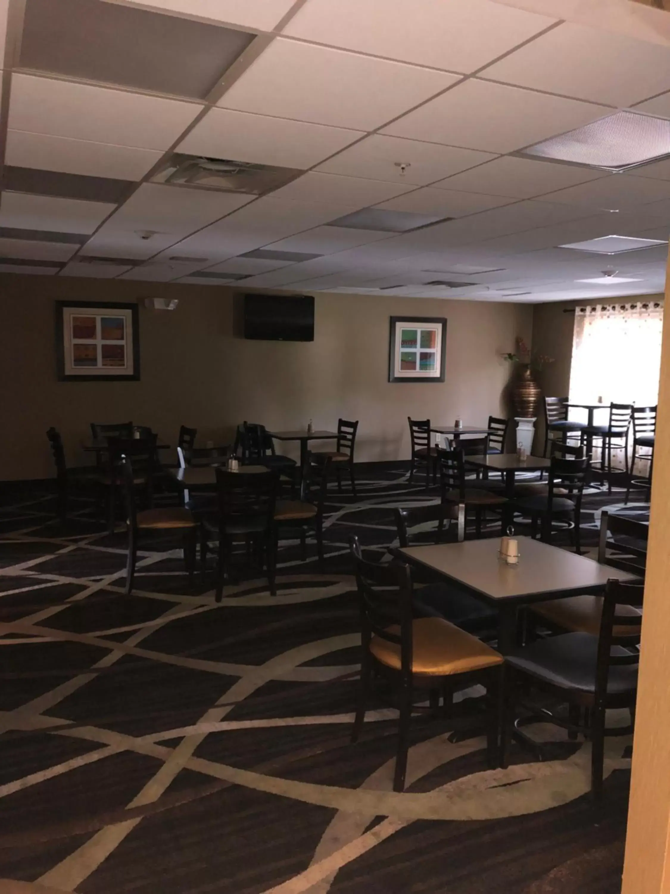 Breakfast, Restaurant/Places to Eat in Countryview Inn & Suites
