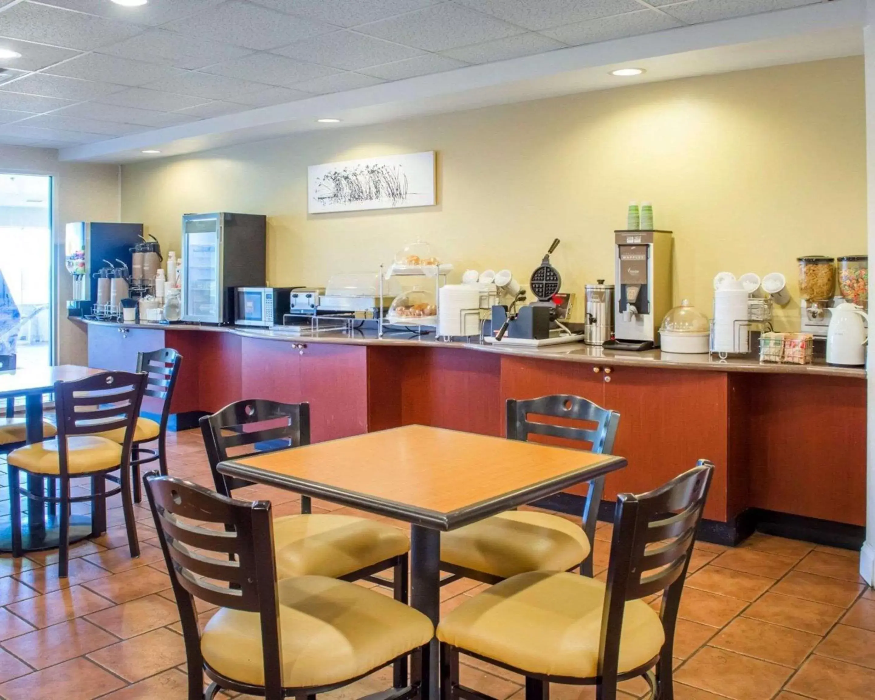 Restaurant/Places to Eat in Wingate by Wyndham Dublin Near Claytor Lake State Park