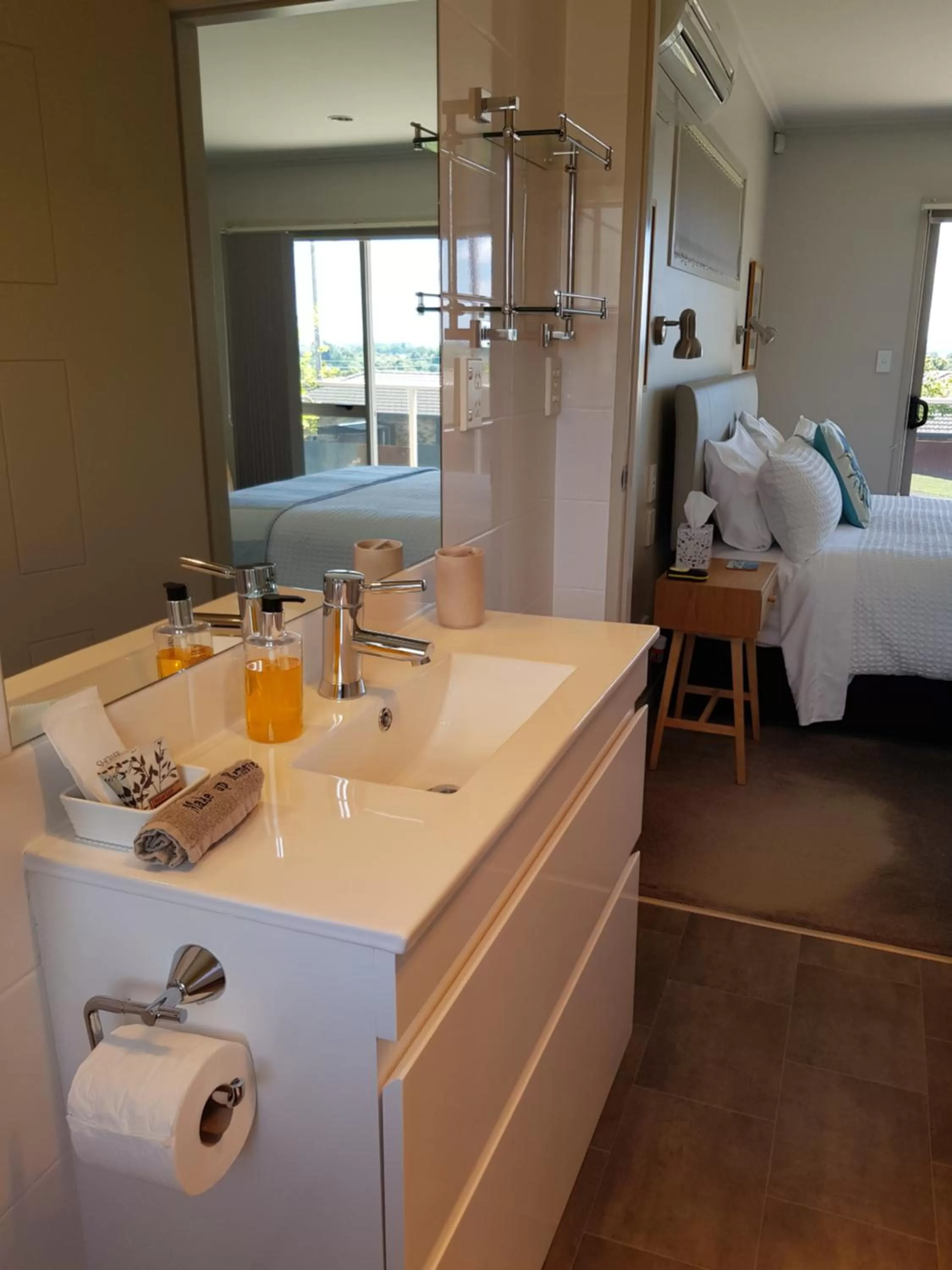 Bathroom, Bed in Rotorua Views B&B/Apartment