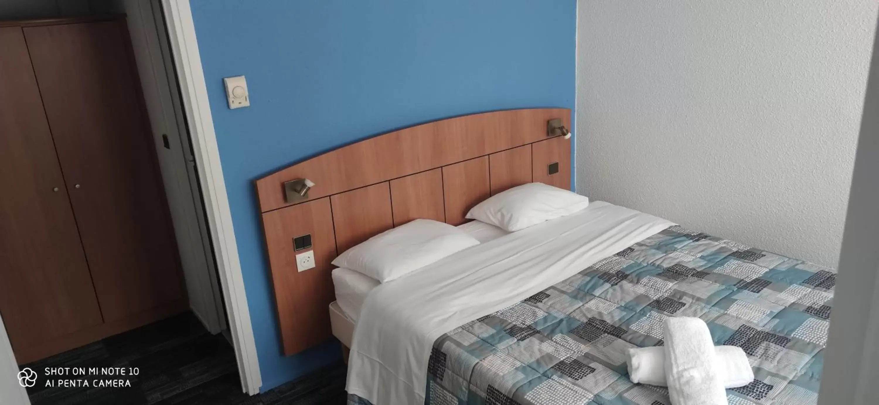 Bedroom, Bed in Kyriad Mulhouse Est - Lutterbach Bedroom, Bed in Kyriad Mulhouse Est - Lutterbach