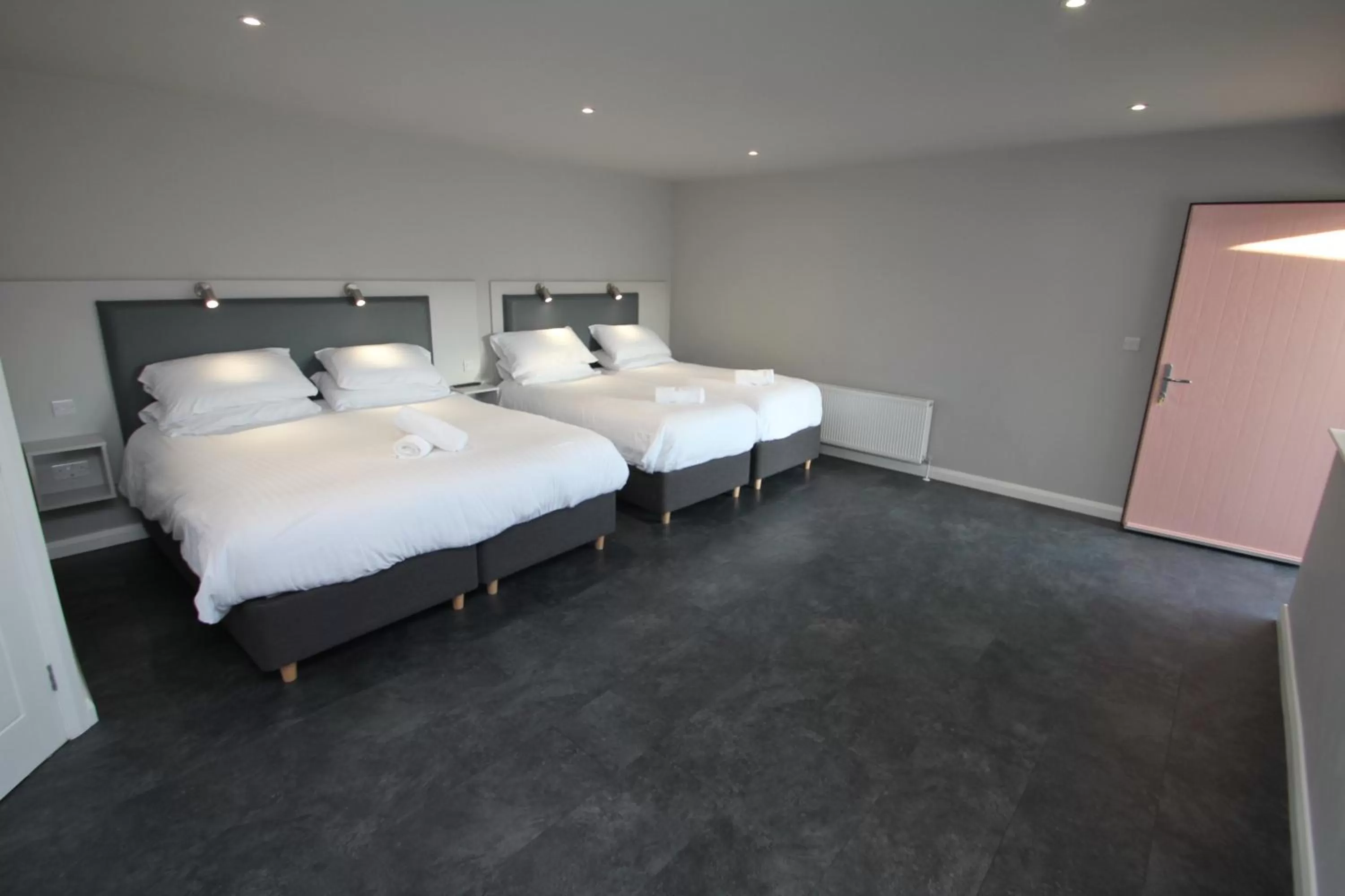 Photo of the whole room, Bed in North Coast Motel