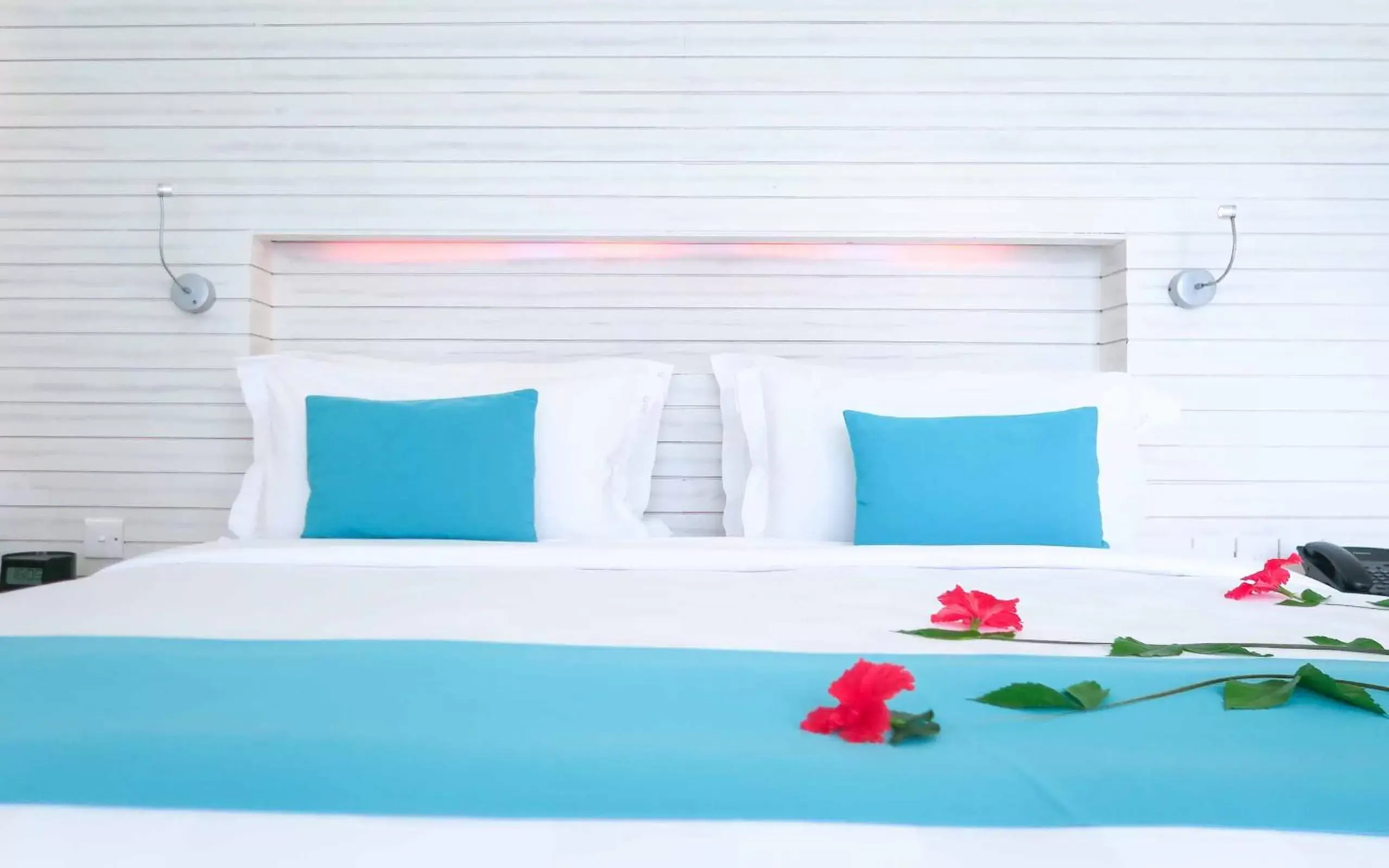 Bed in Holiday Inn Resort Kandooma Maldives - Kids Stay & Eat Free