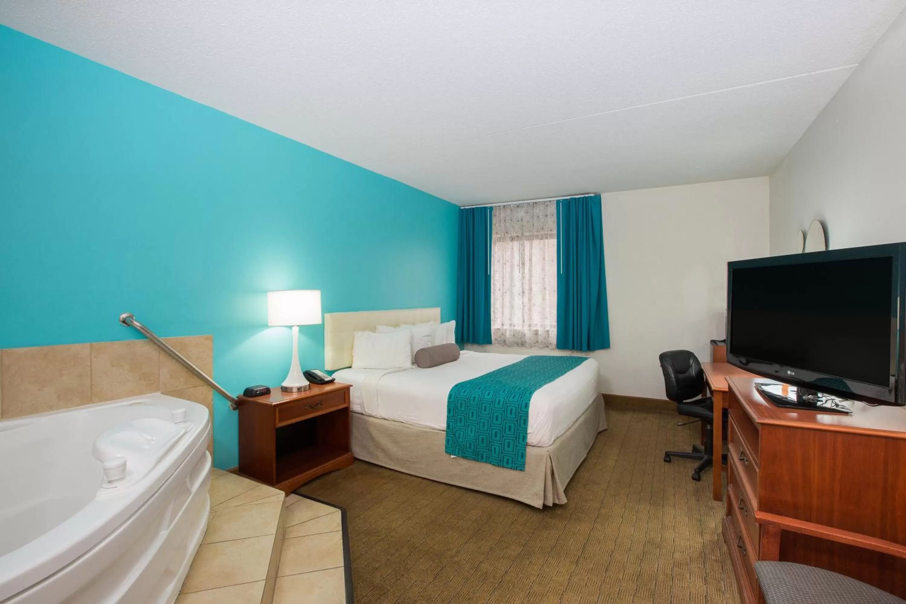 Bed in Howard Johnson by Wyndham Evansville East