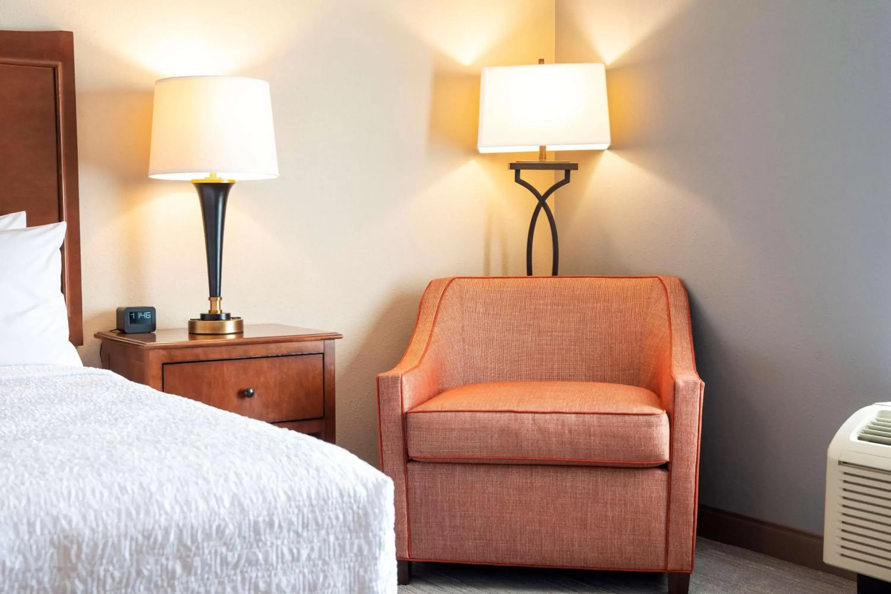 Bed, Seating Area in Hampton Inn & Suites Jacksonville