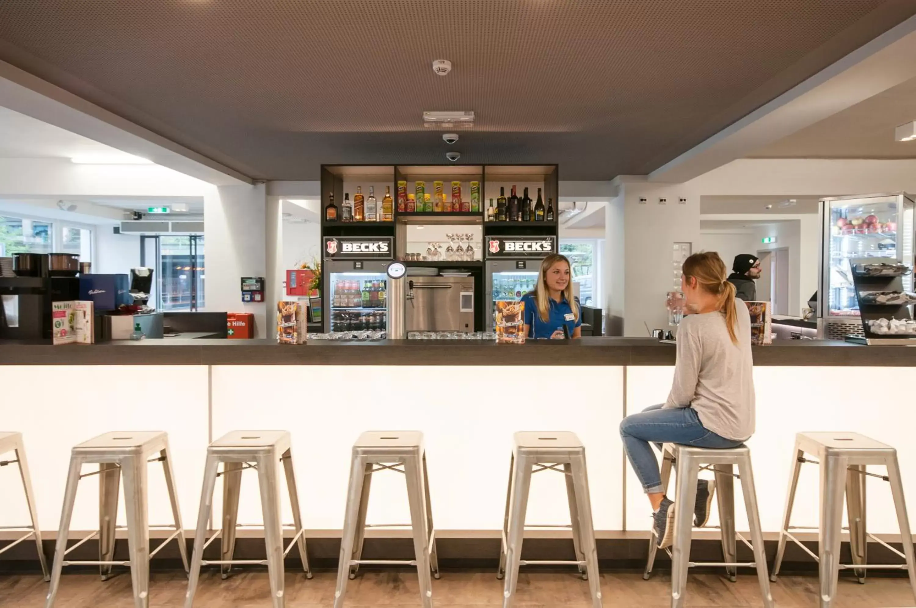 Lounge or bar in a&o Bremen Hauptbahnhof