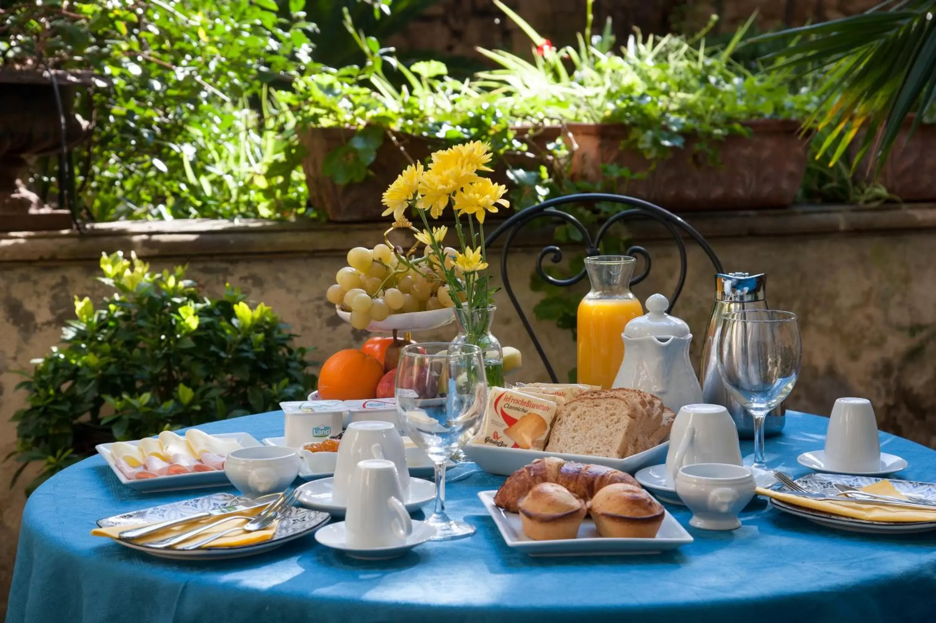 Garden in Palazzo Bernardini Suites