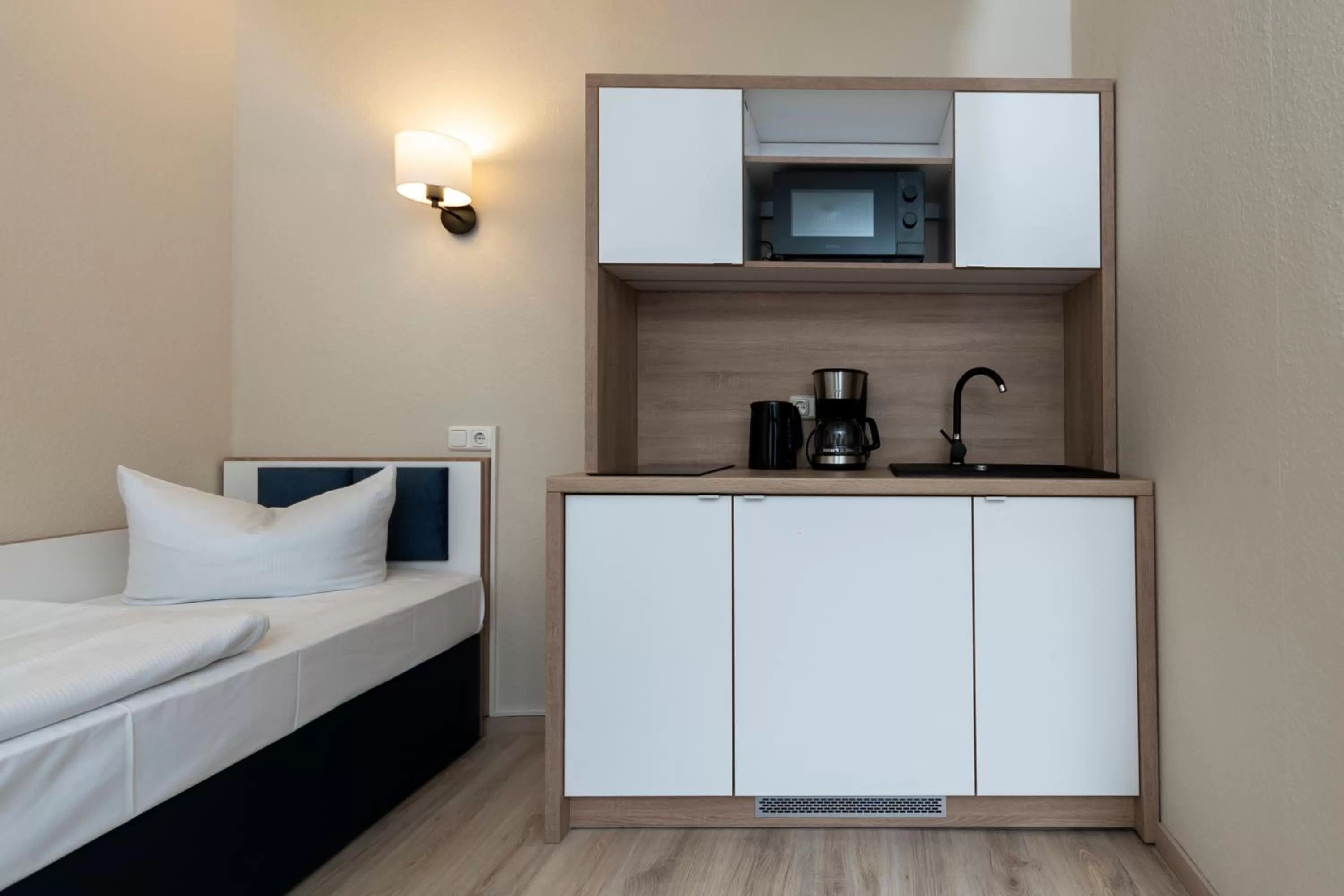 Coffee/tea facilities, Bed in Aparthotel Stralsund Studios und Apartments