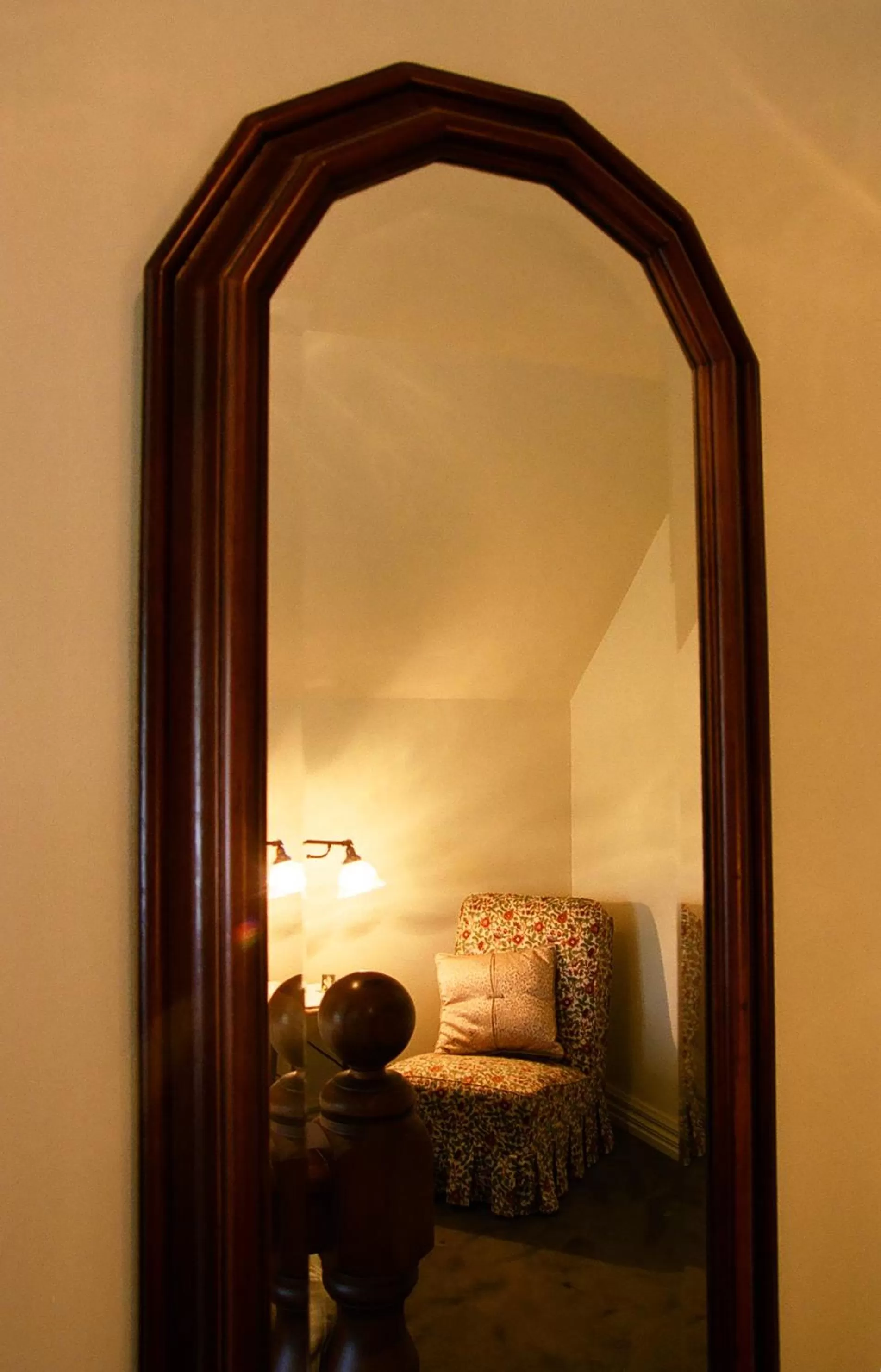 Seating area, Bed in Anglesea House Inn