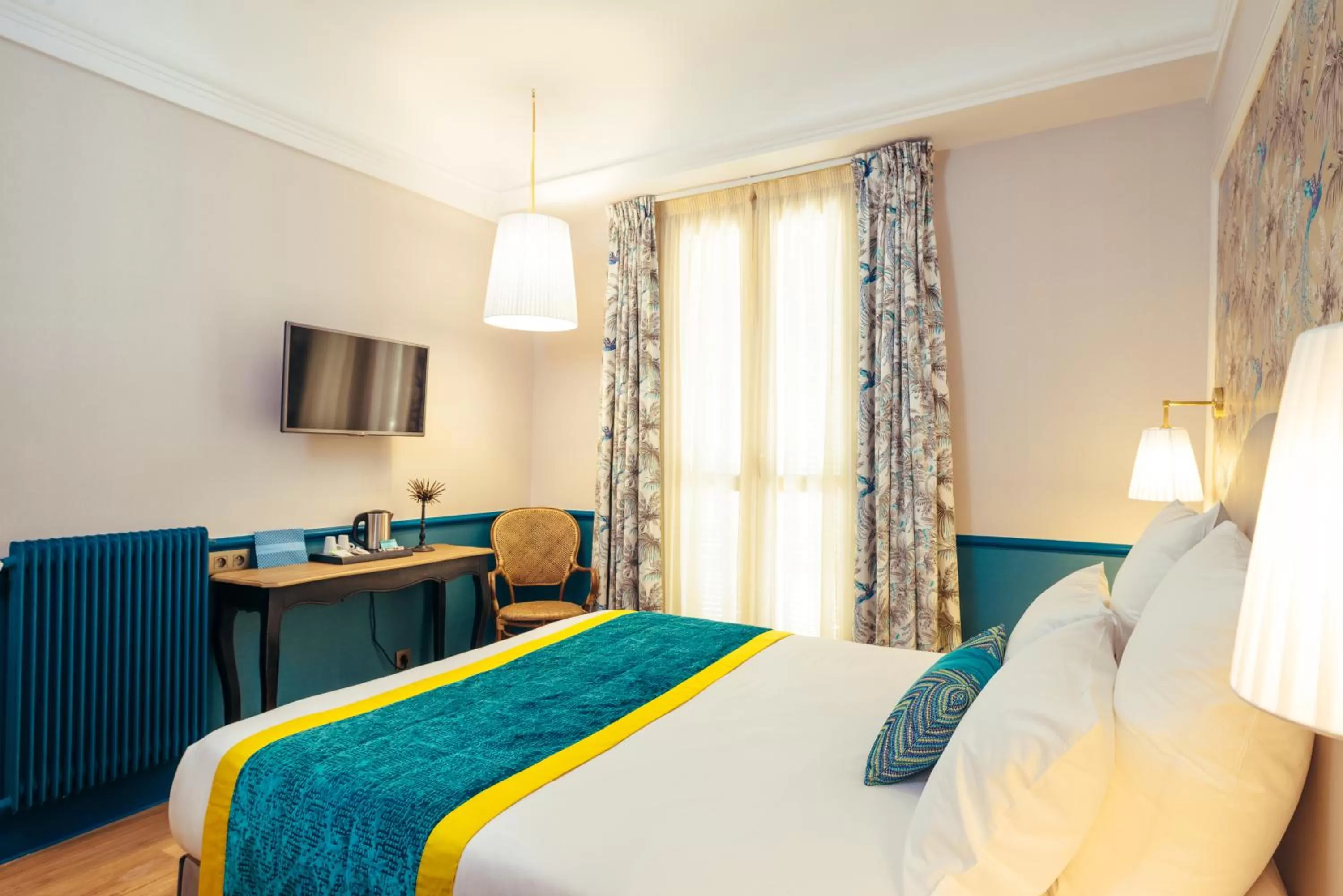 TV and multimedia, Bed in Villa Otero by Happyculture