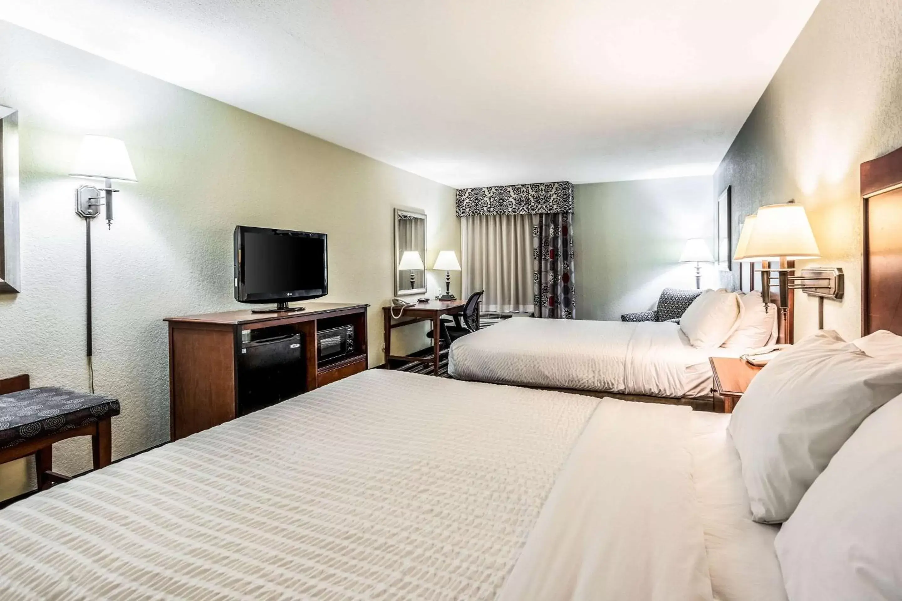 Photo of the whole room, TV/Entertainment Center in Clarion Pointe Huntsville Research Park