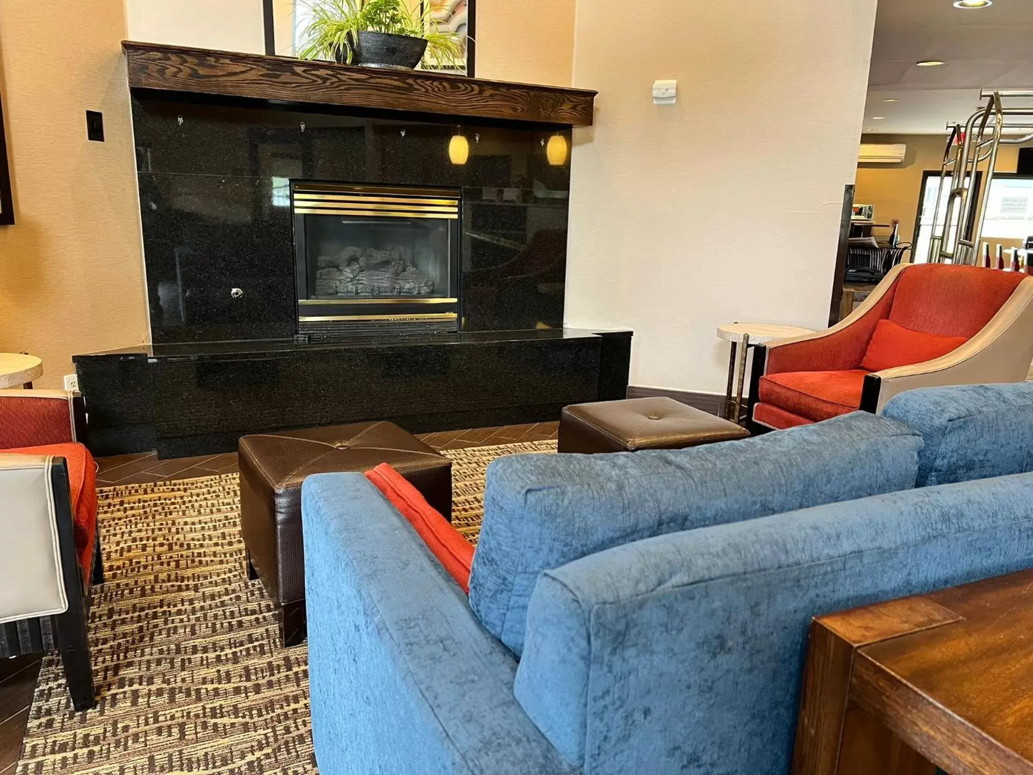 Lobby or reception, Lounge/Bar in Comfort Suites Louisville East