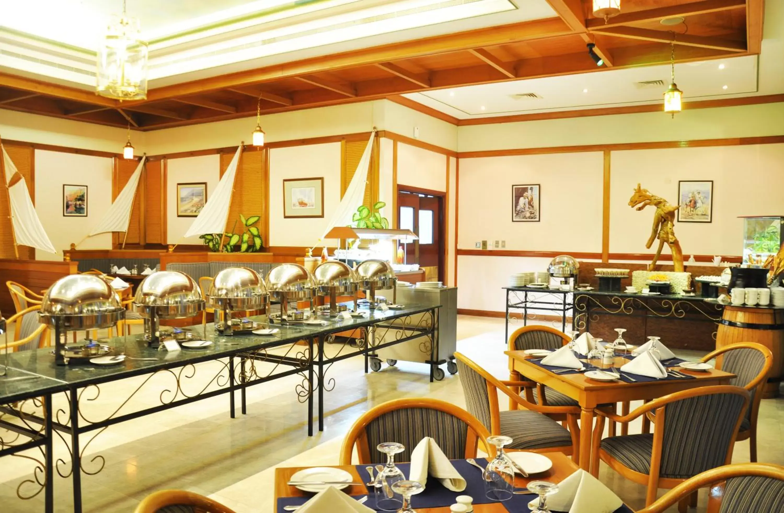 Restaurant/Places to Eat in Sur Plaza Hotel