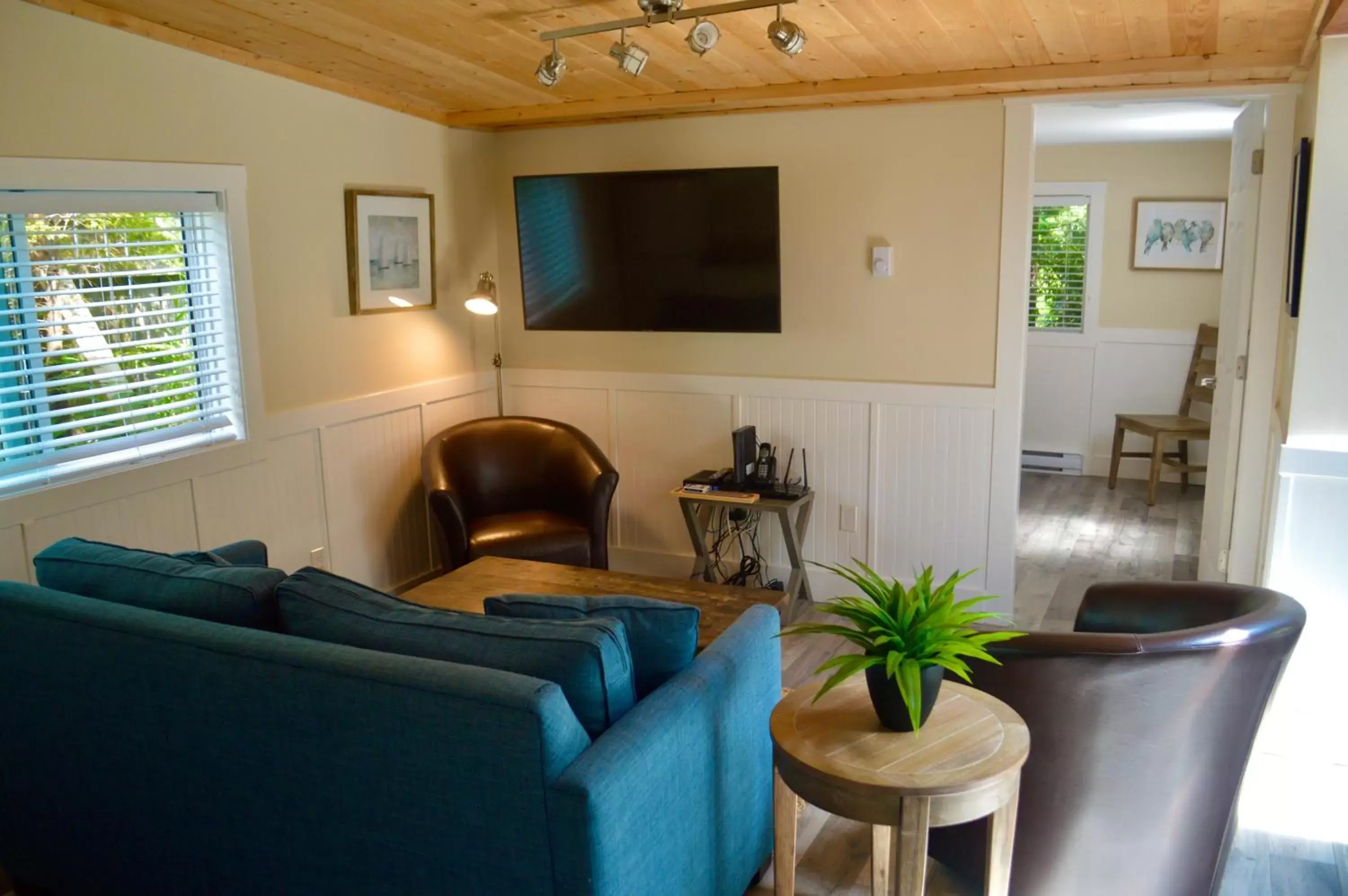 Communal lounge/ TV room, Seating Area in Wild Coast Wilderness Resort