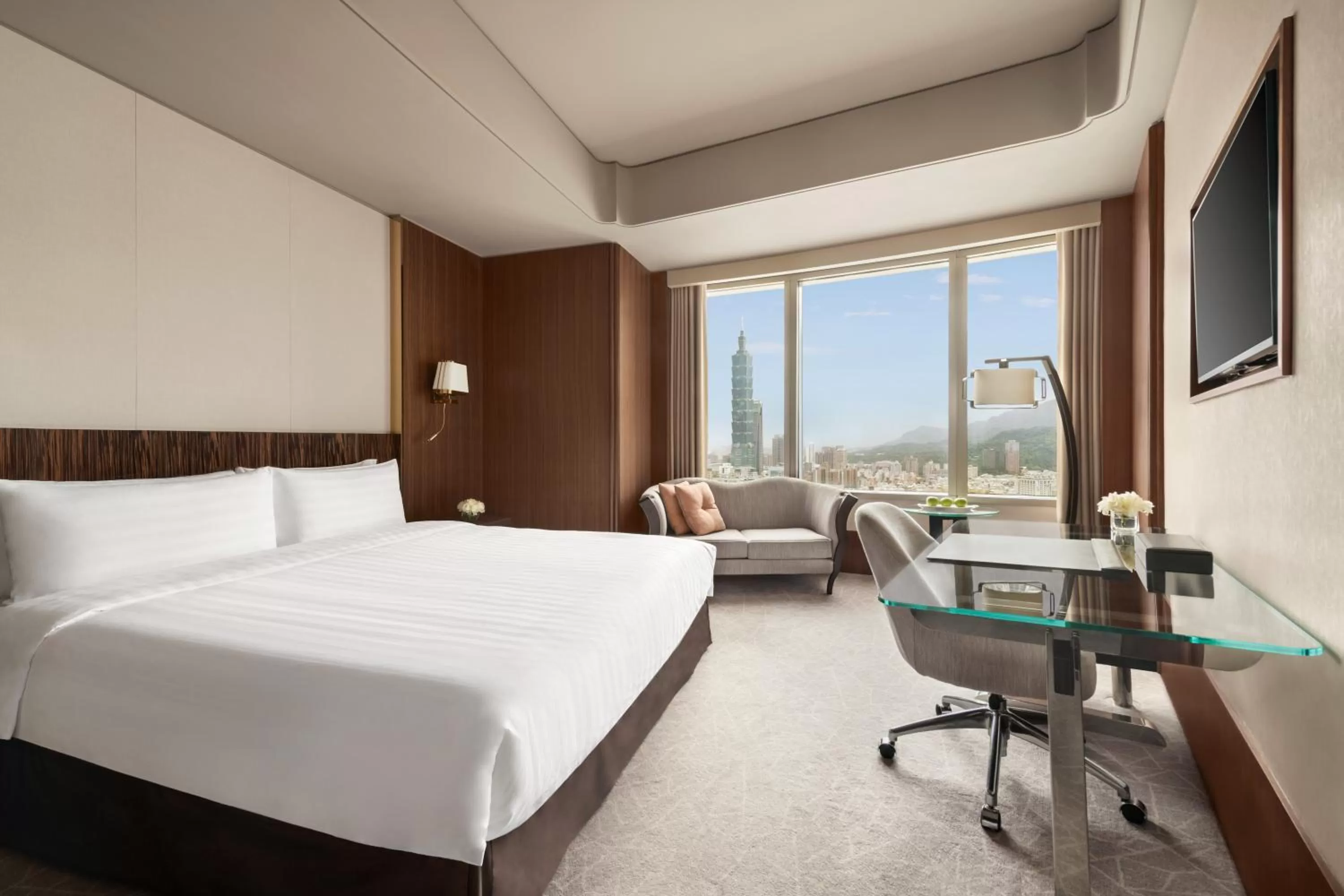 Photo of the whole room, Bed in Shangri-La Far Eastern, Taipei