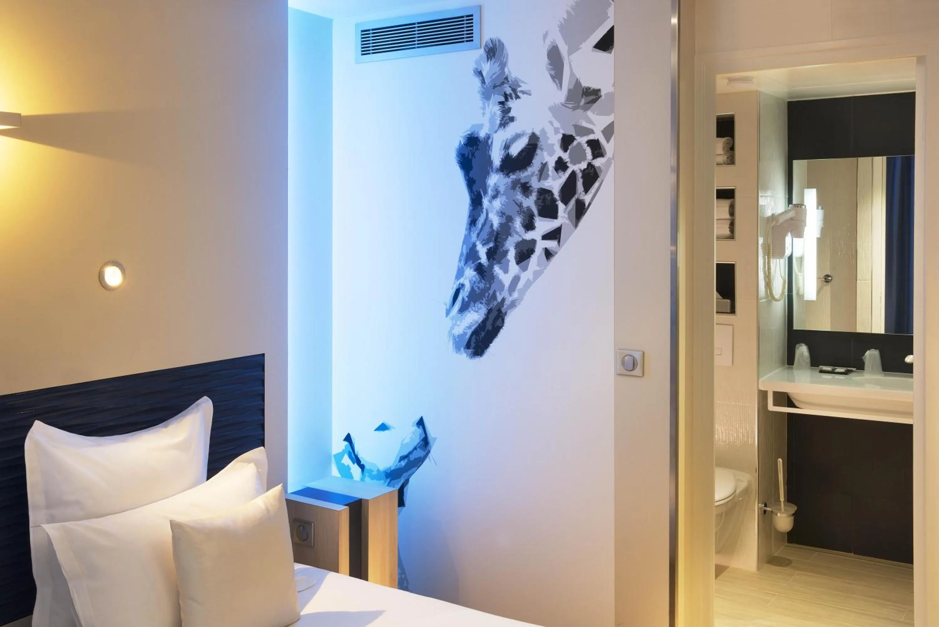 Decorative detail, Bed in Hôtel Brésil Opéra SPA