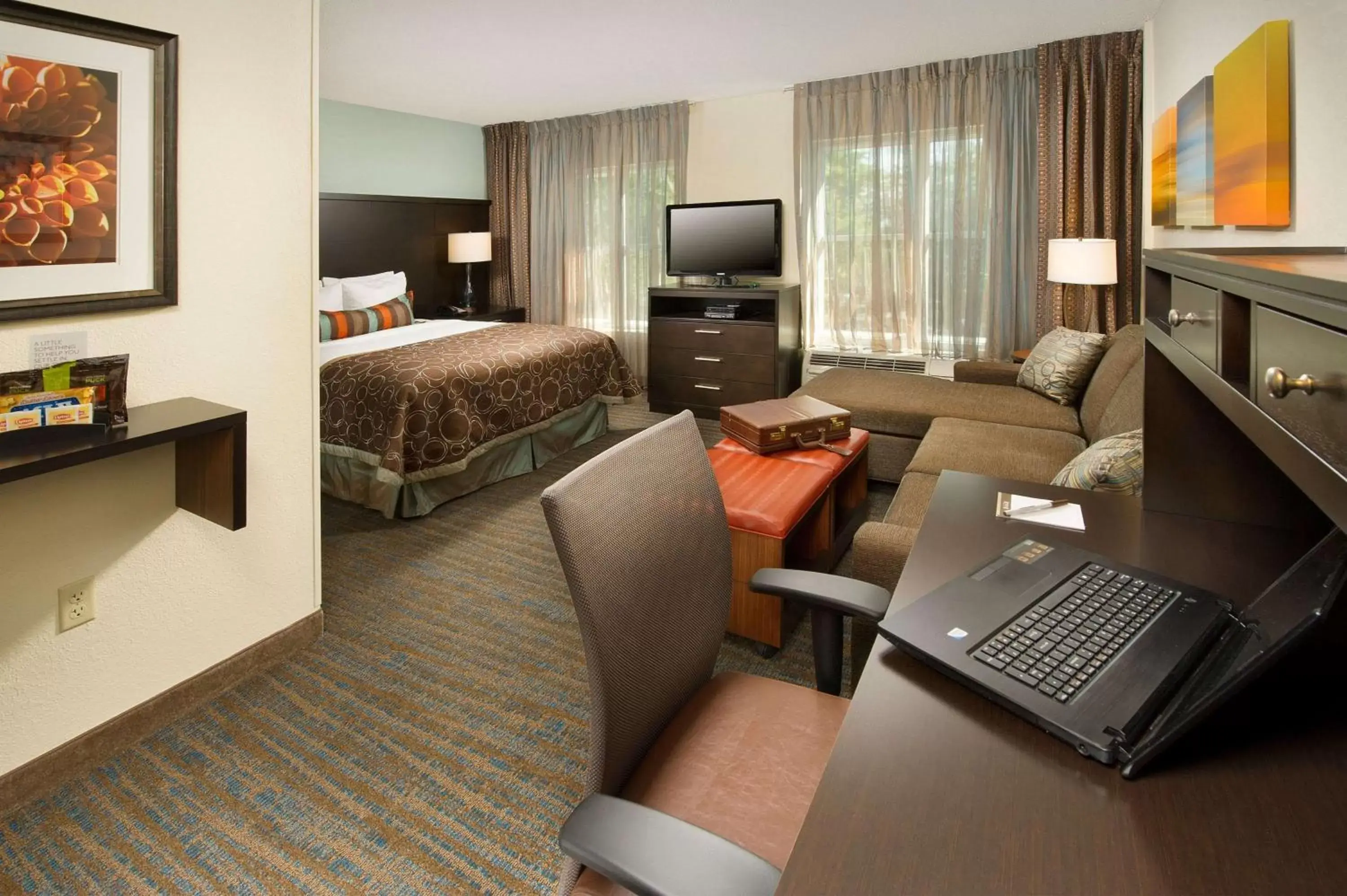 Photo of the whole room, TV/Entertainment Center in Sonesta ES Suites Toronto Markham