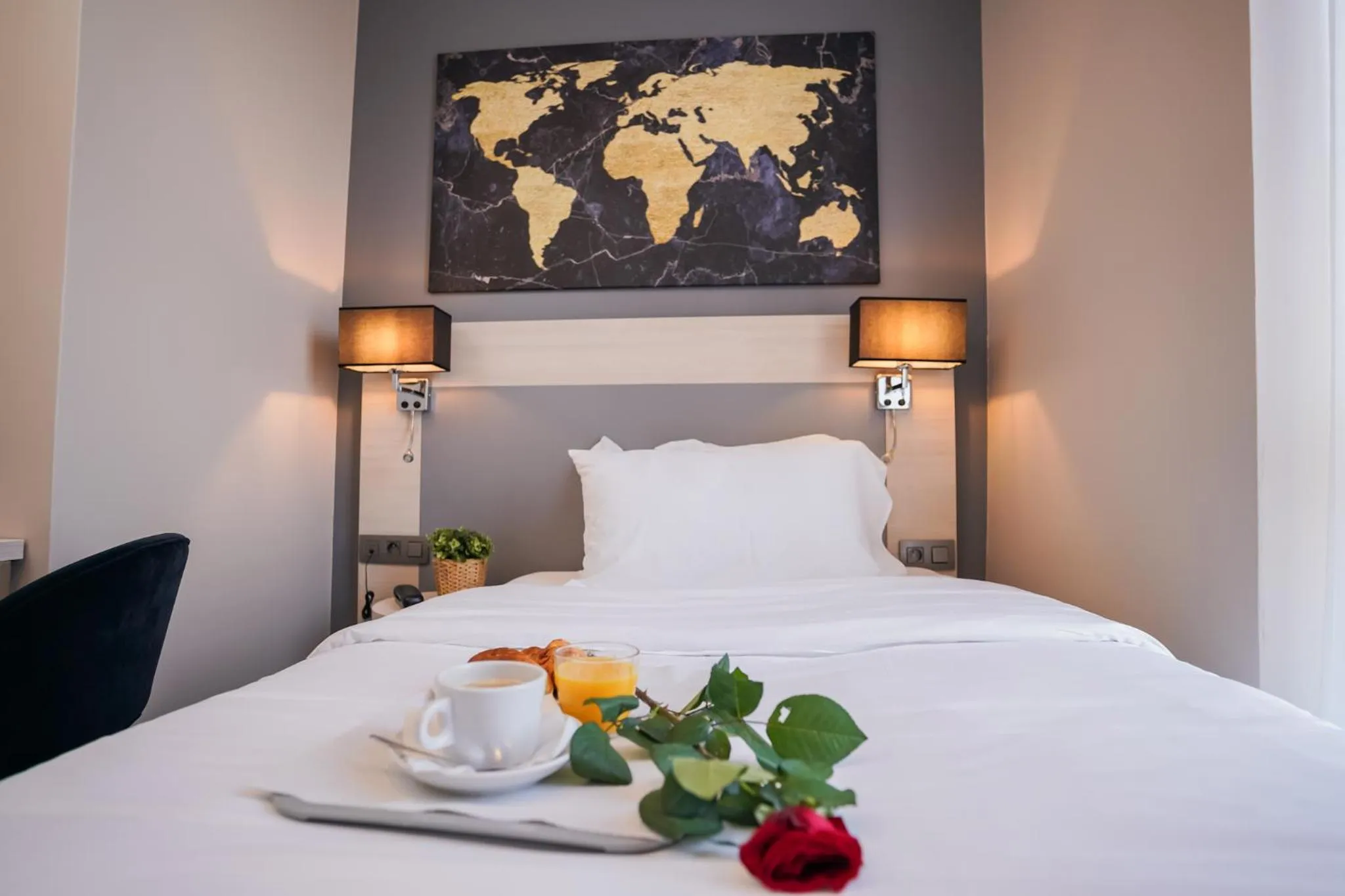 Bed in Hôtel Univers