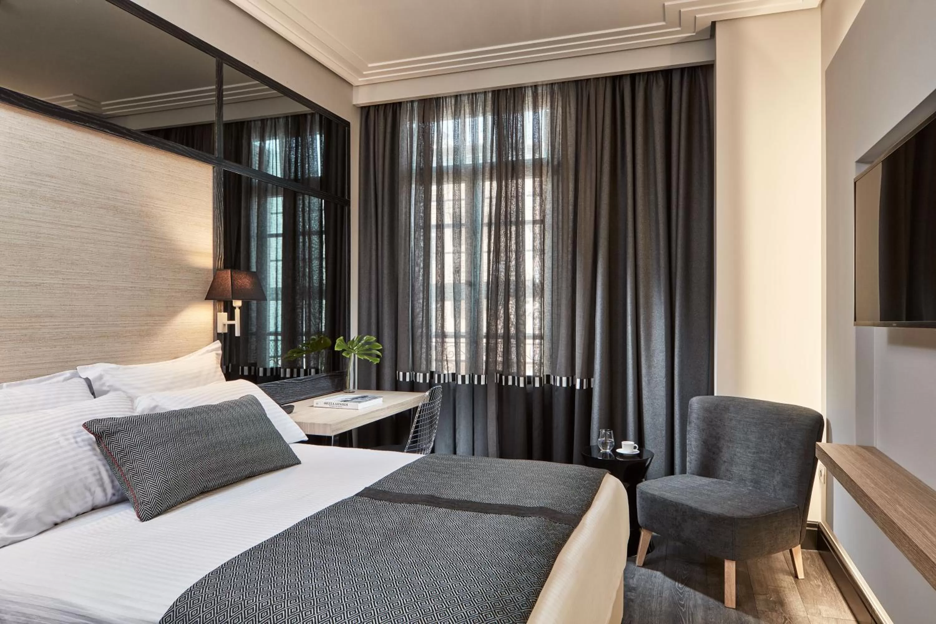 TV and multimedia, Bed in Antigon Urban Chic Hotel, Thessaloniki