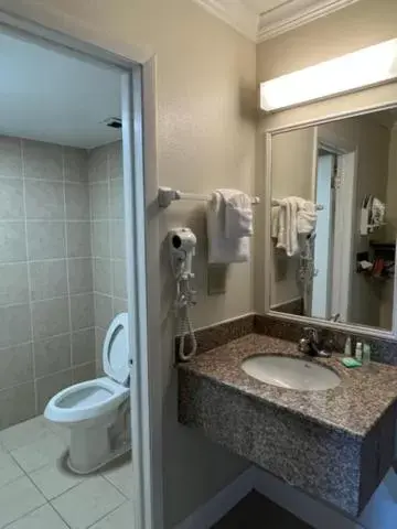 Bathroom in Windsor inn of Jacksonville