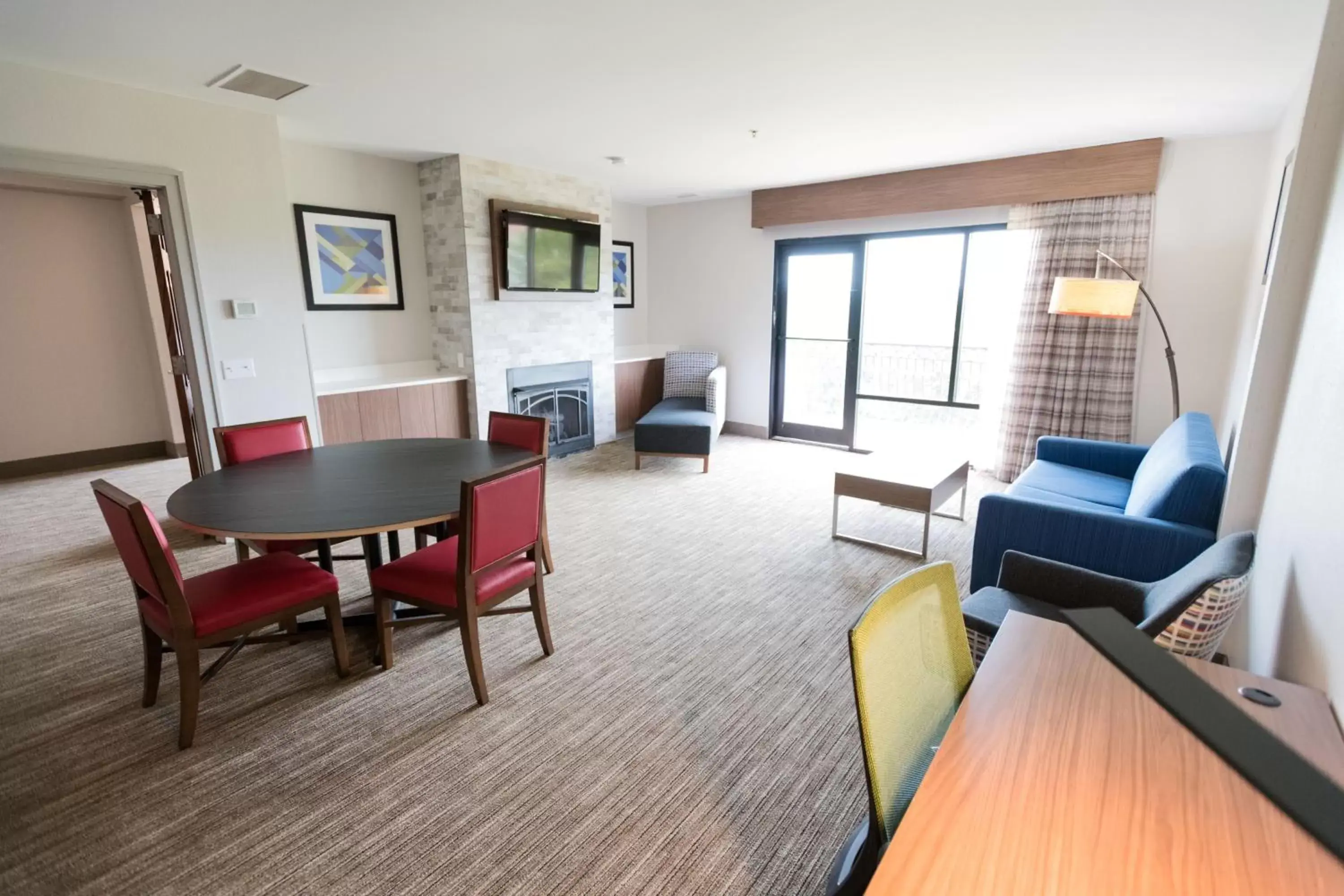 Photo of the whole room, Seating Area in Holiday Inn Express & Suites Lexington North West-The Vineyard, an IHG Hotel