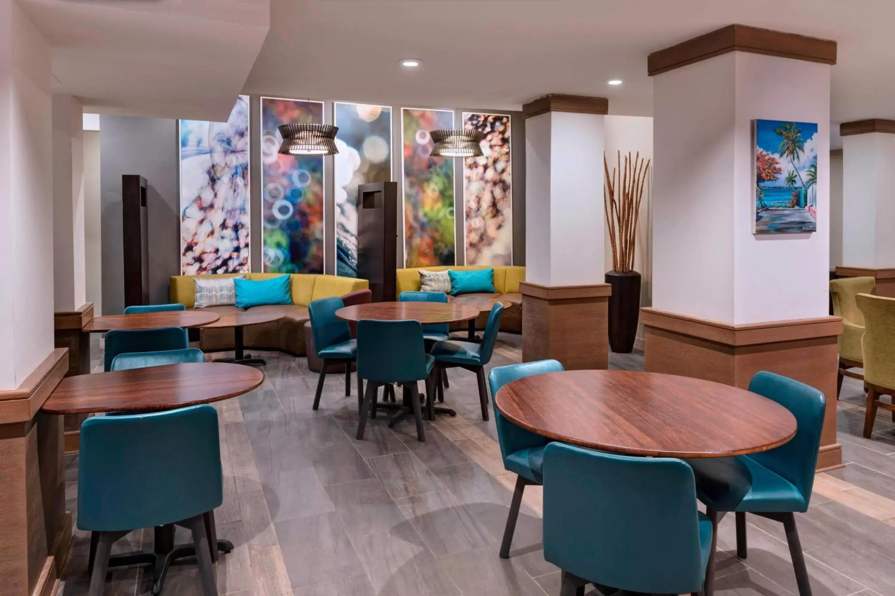 Lobby or reception, Lounge/Bar in Courtyard by Marriott Nassau Downtown/Junkanoo Beach