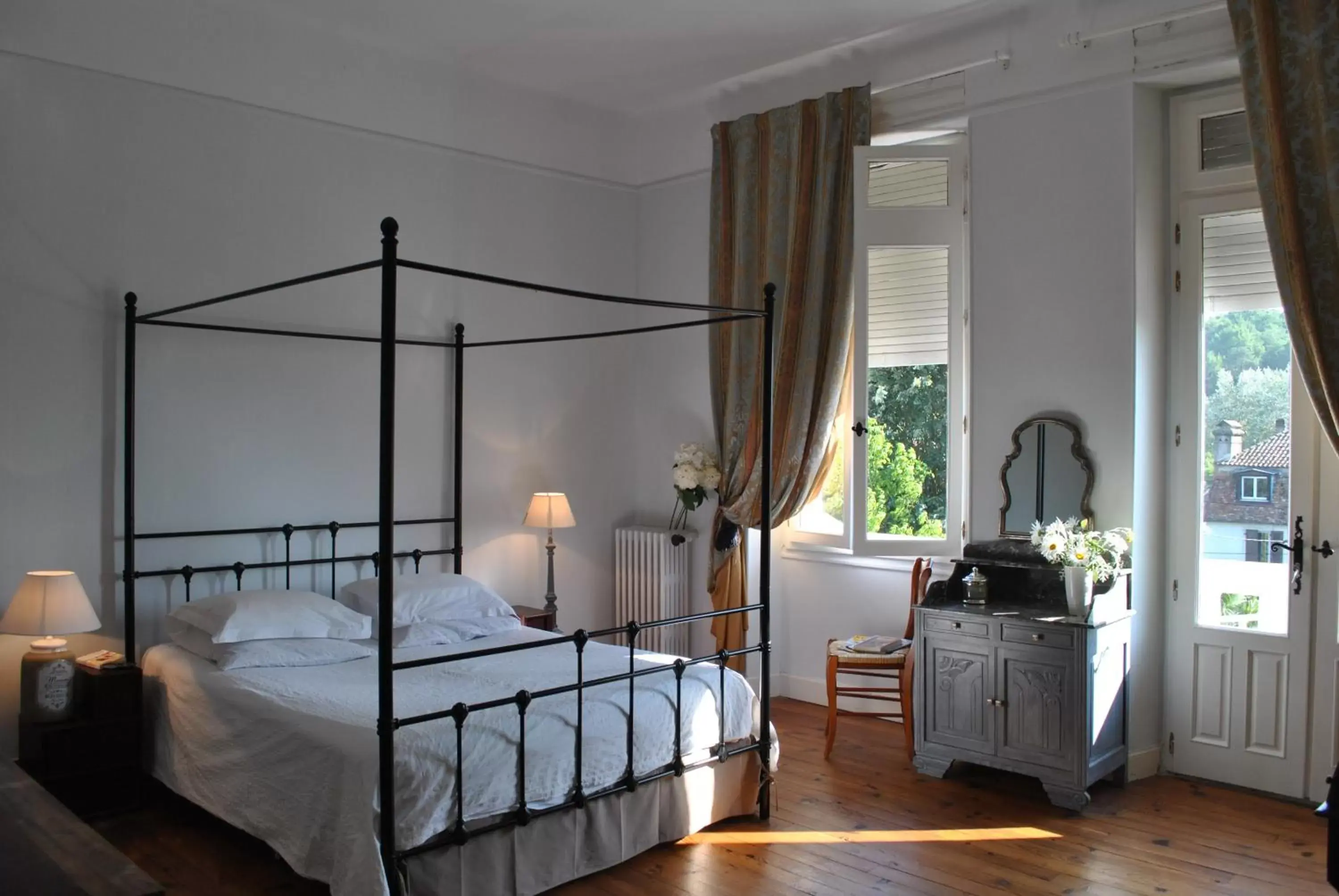 Deluxe Double Room with Garden View in Villa Hortebise