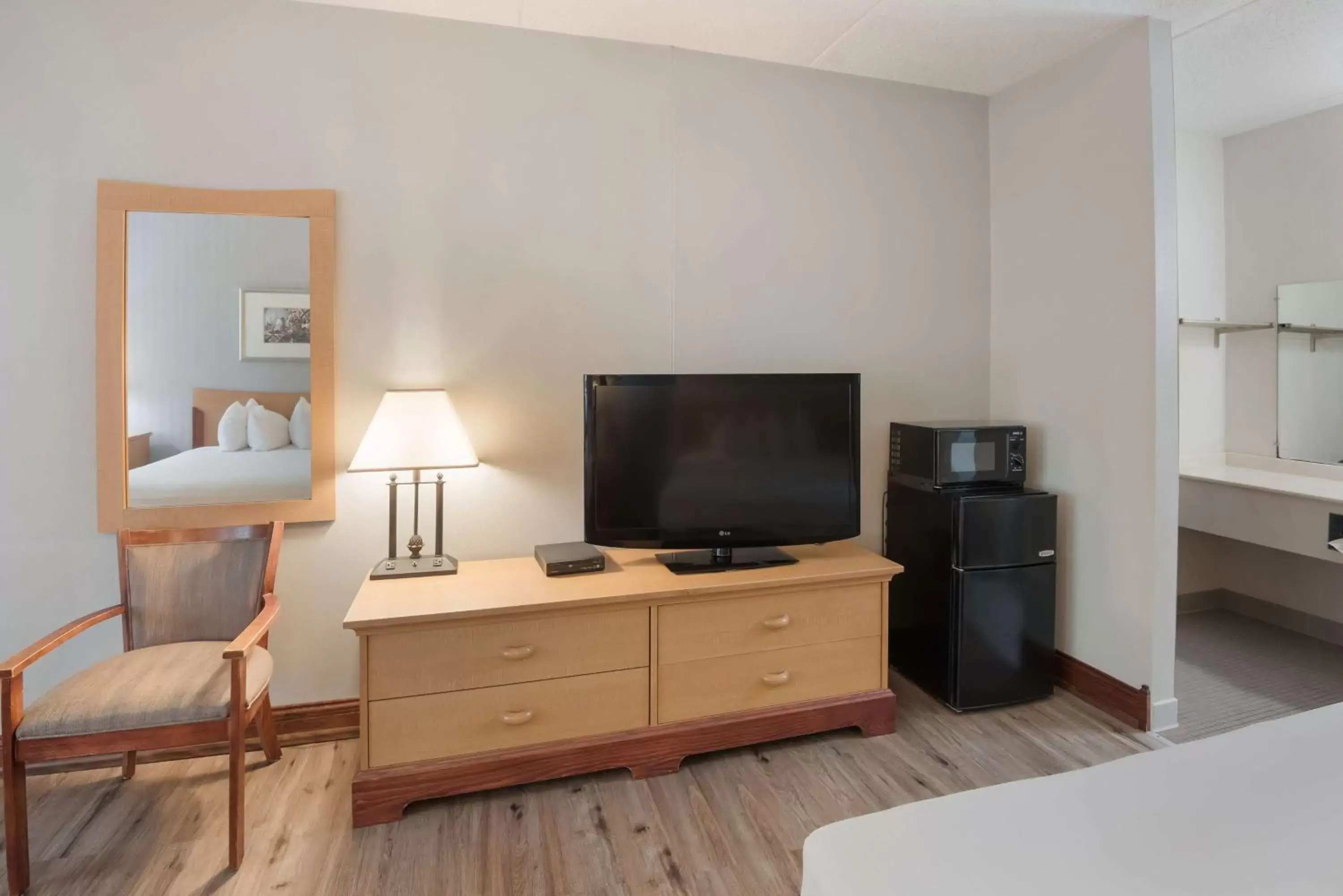 Bedroom, TV/Entertainment Center in Best Western Inn