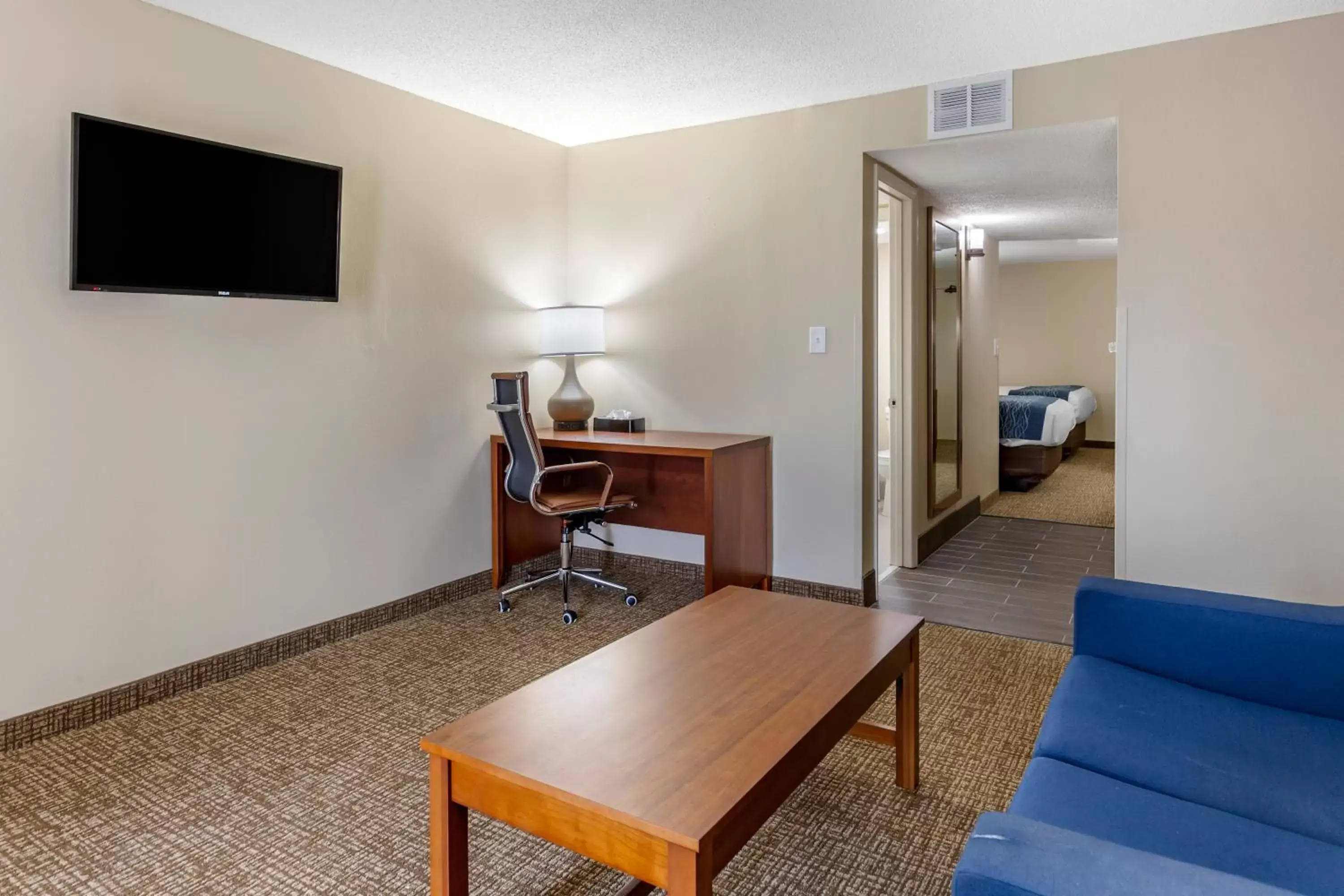 Seating area, TV/Entertainment Center in Comfort Inn & Suites Spring Lake - Fayetteville Near Fort Liberty