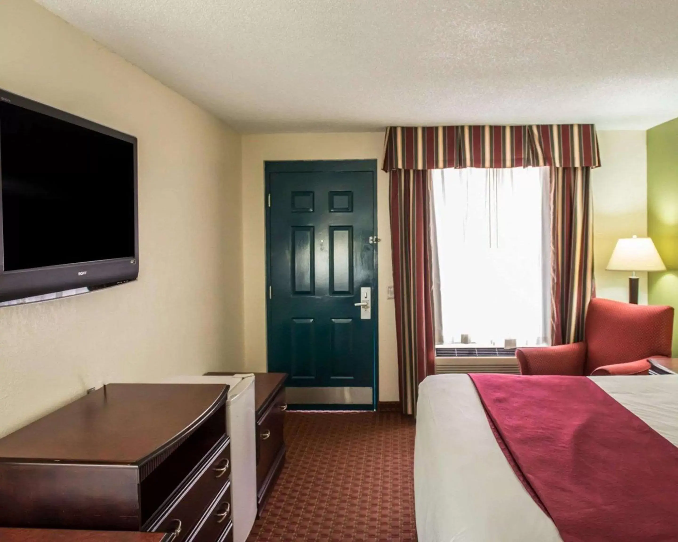 Photo of the whole room, TV/Entertainment Center in Quality Inn Chipley I-10 at Exit 120