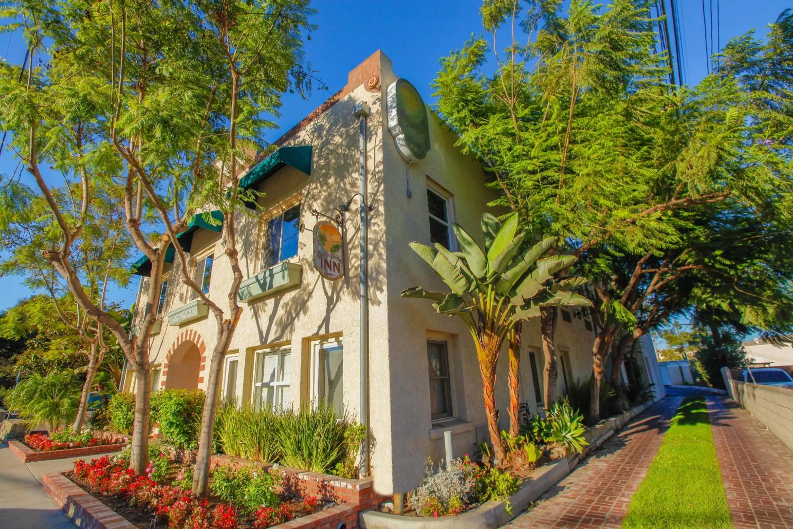 Facade/entrance in Santa Paula Inn
