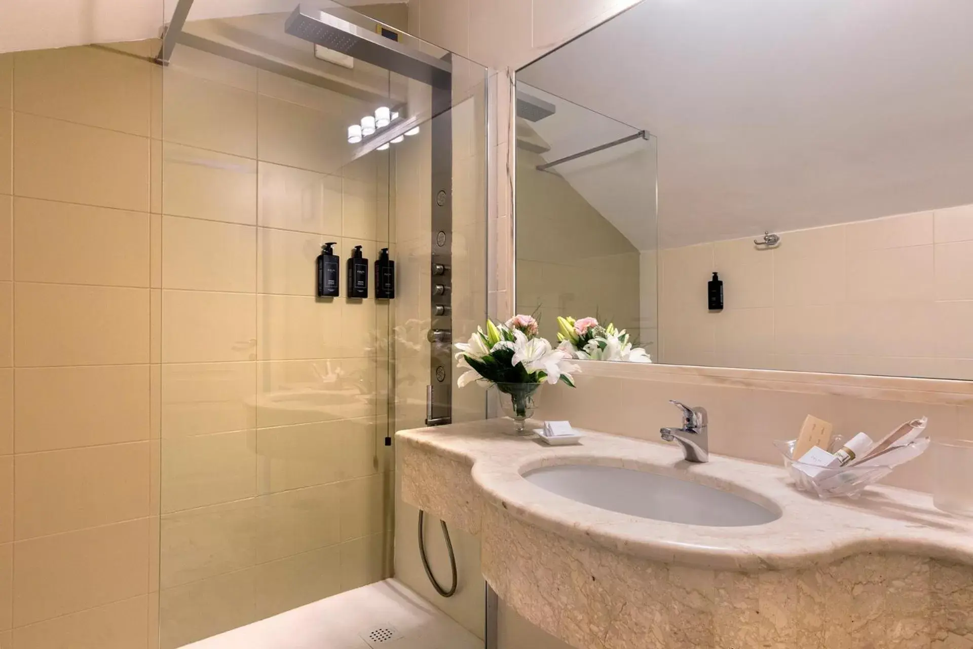 Bathroom in Grand Hotel Villa Politi