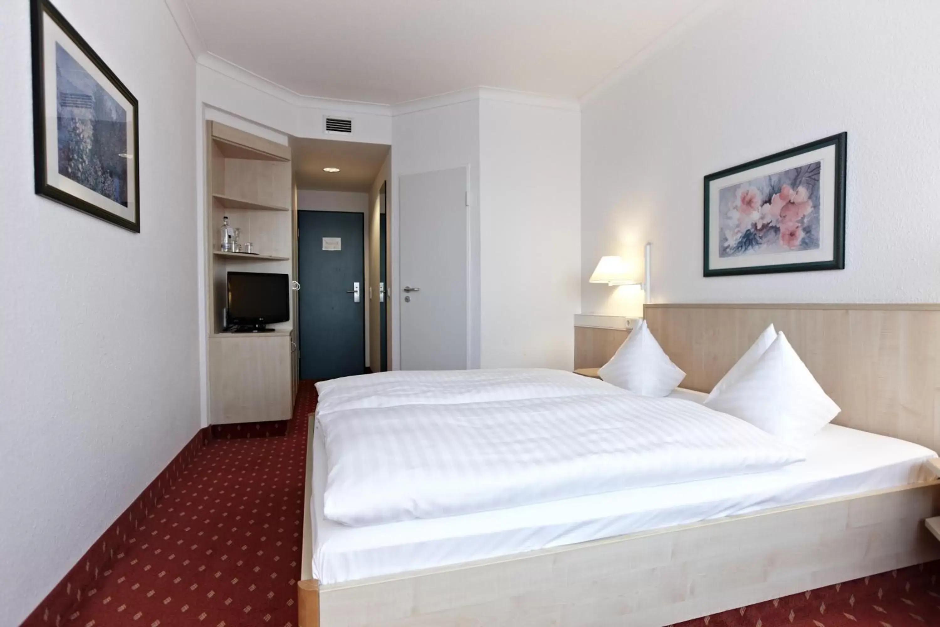 Photo of the whole room, Room Photo in IntercityHotel Schwerin