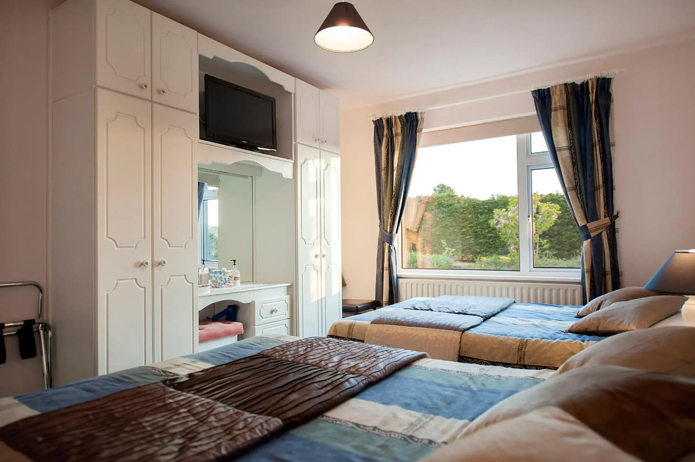 Shower, Bed in The Waterfront House Country Home