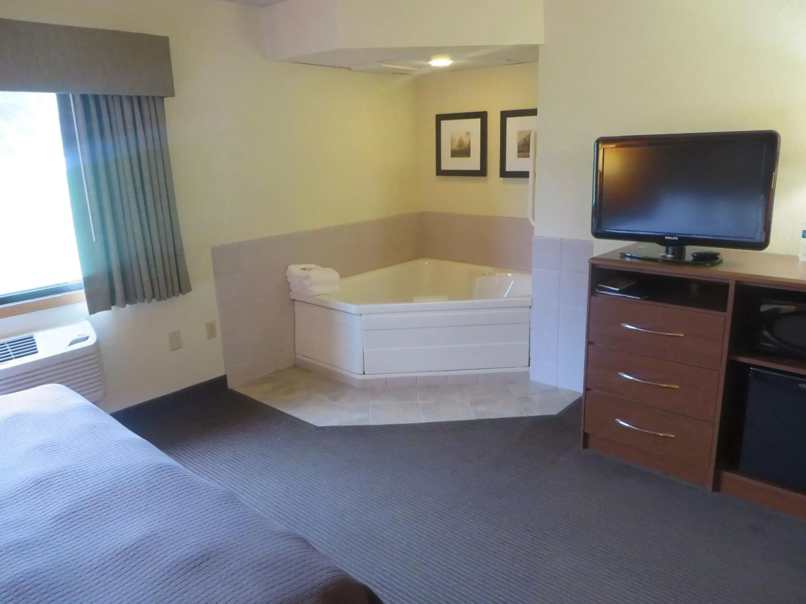 Bedroom, TV/Entertainment Center in AmericInn by Wyndham Worthington