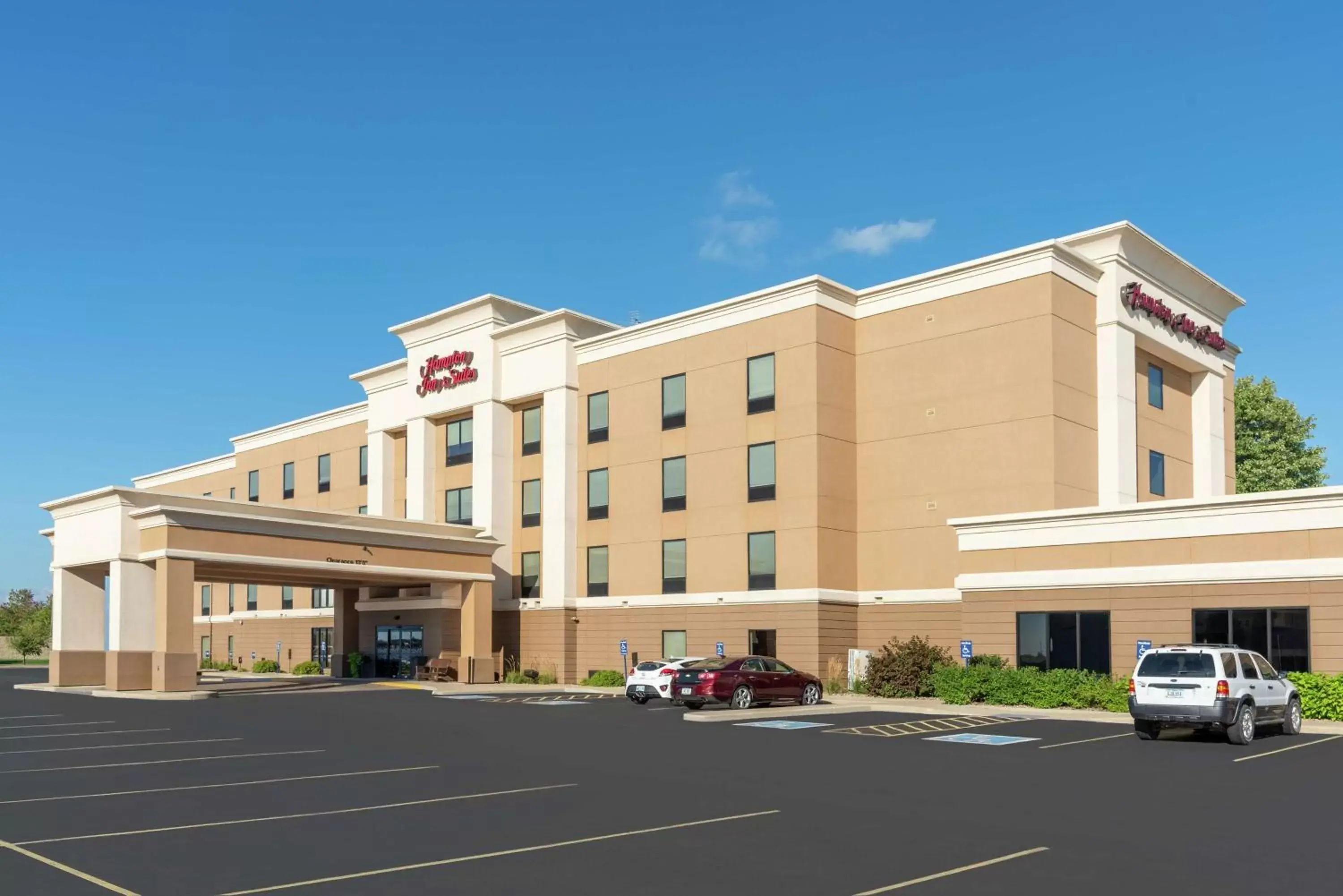 Property building in Hampton Inn & Suites Marshalltown Property building in Hampton Inn & Suites Marshalltown