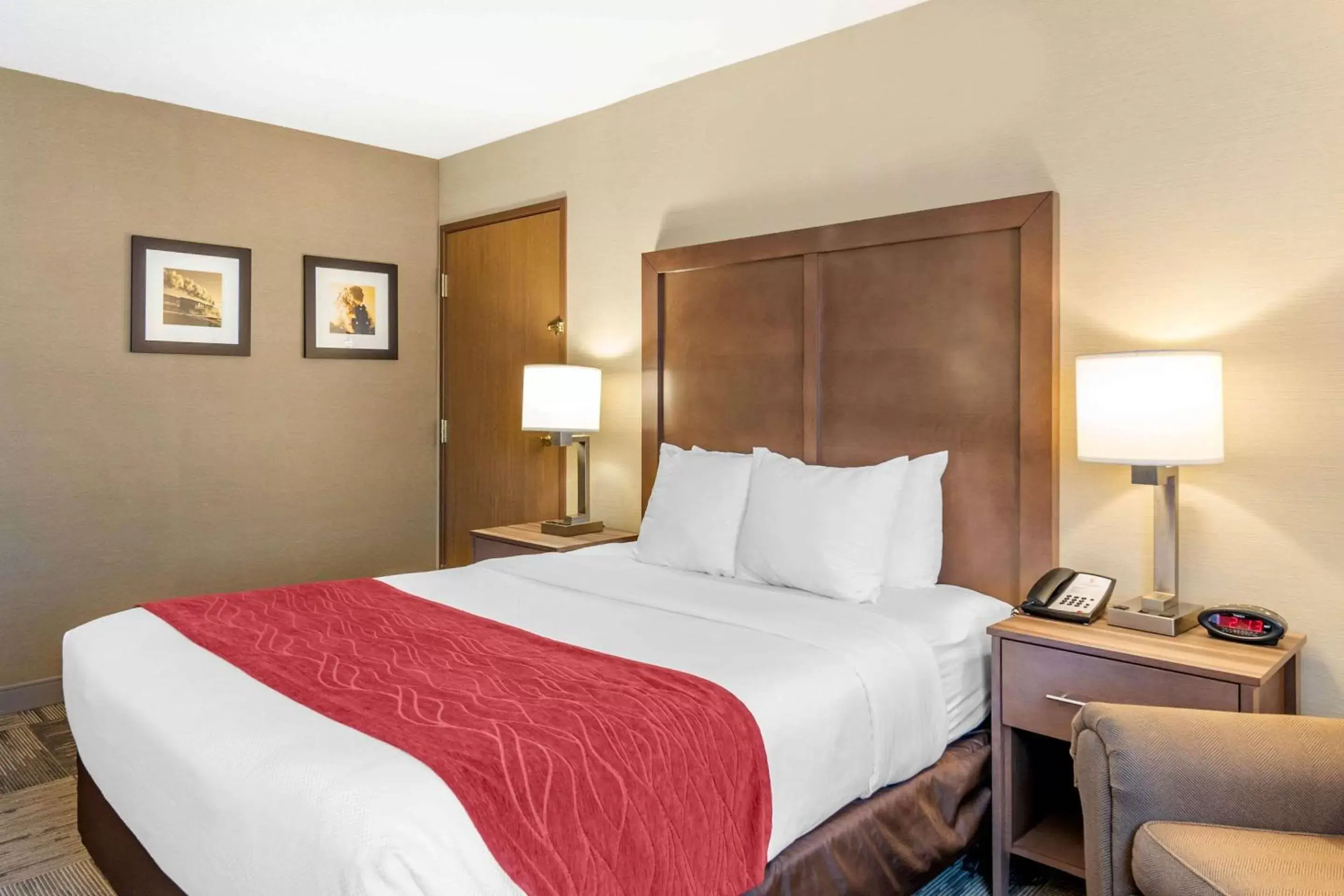 Photo of the whole room, Bed in Comfort Inn Sedalia Station