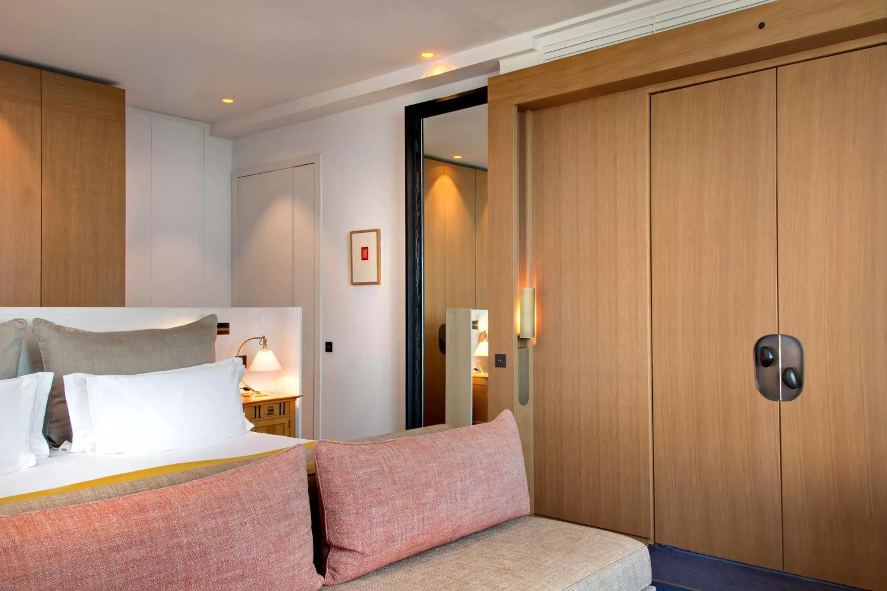 Bedroom, Bed in Hôtel Royal