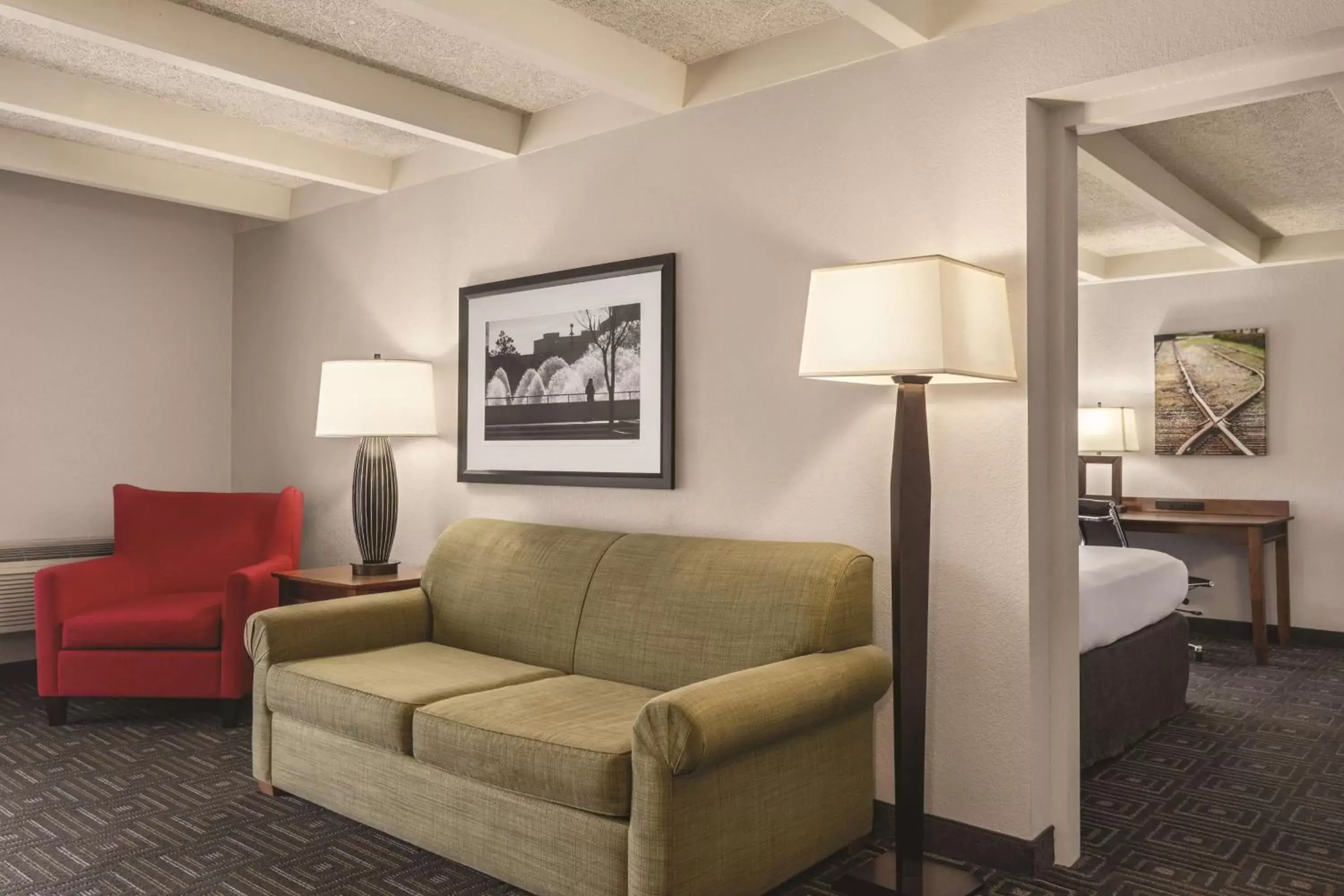 Photo of the whole room, Seating Area in Country Inn & Suites by Radisson, Woodbury, MN