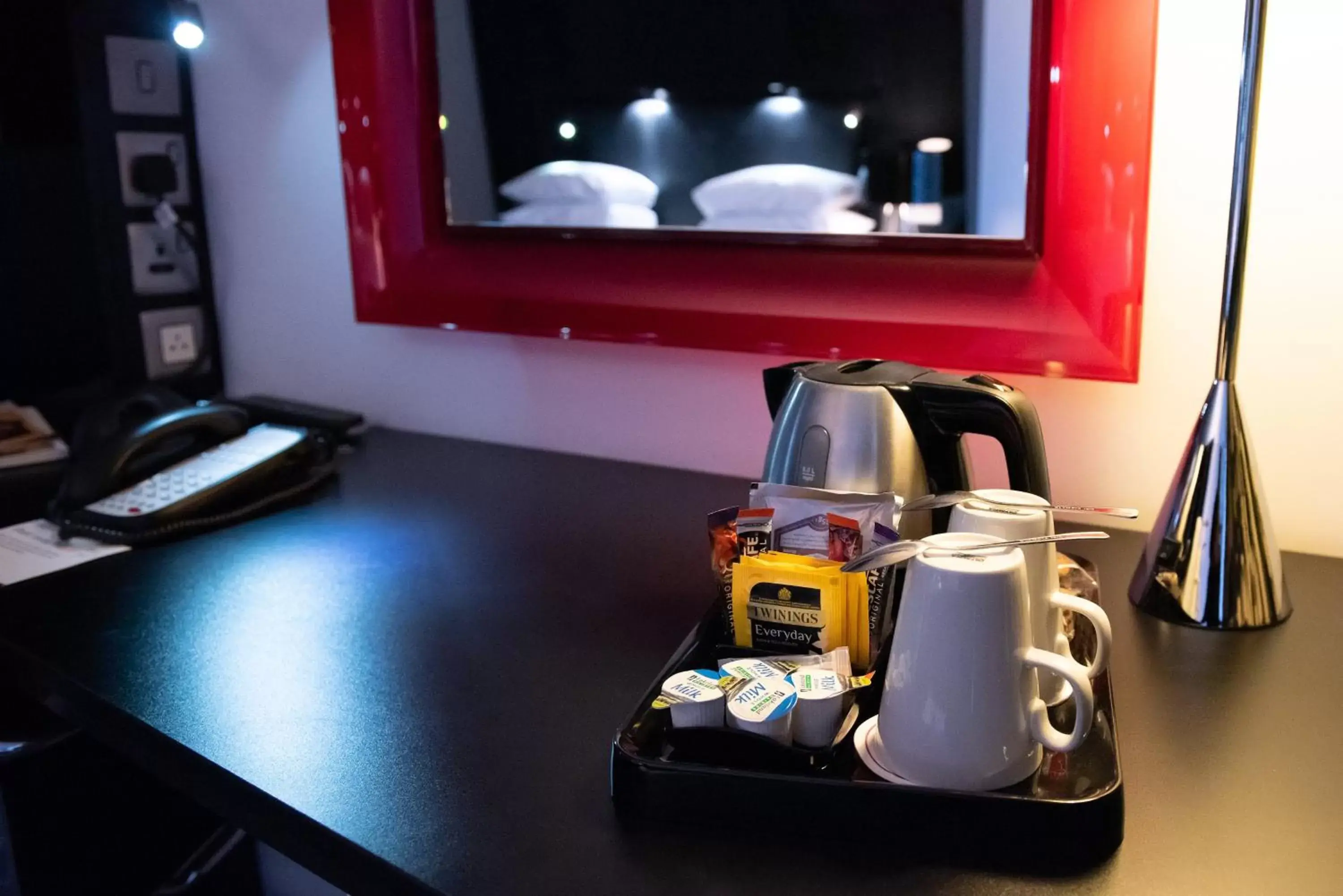 Bedroom, Coffee/Tea Facilities in Crowne Plaza Manchester City Centre, an IHG Hotel