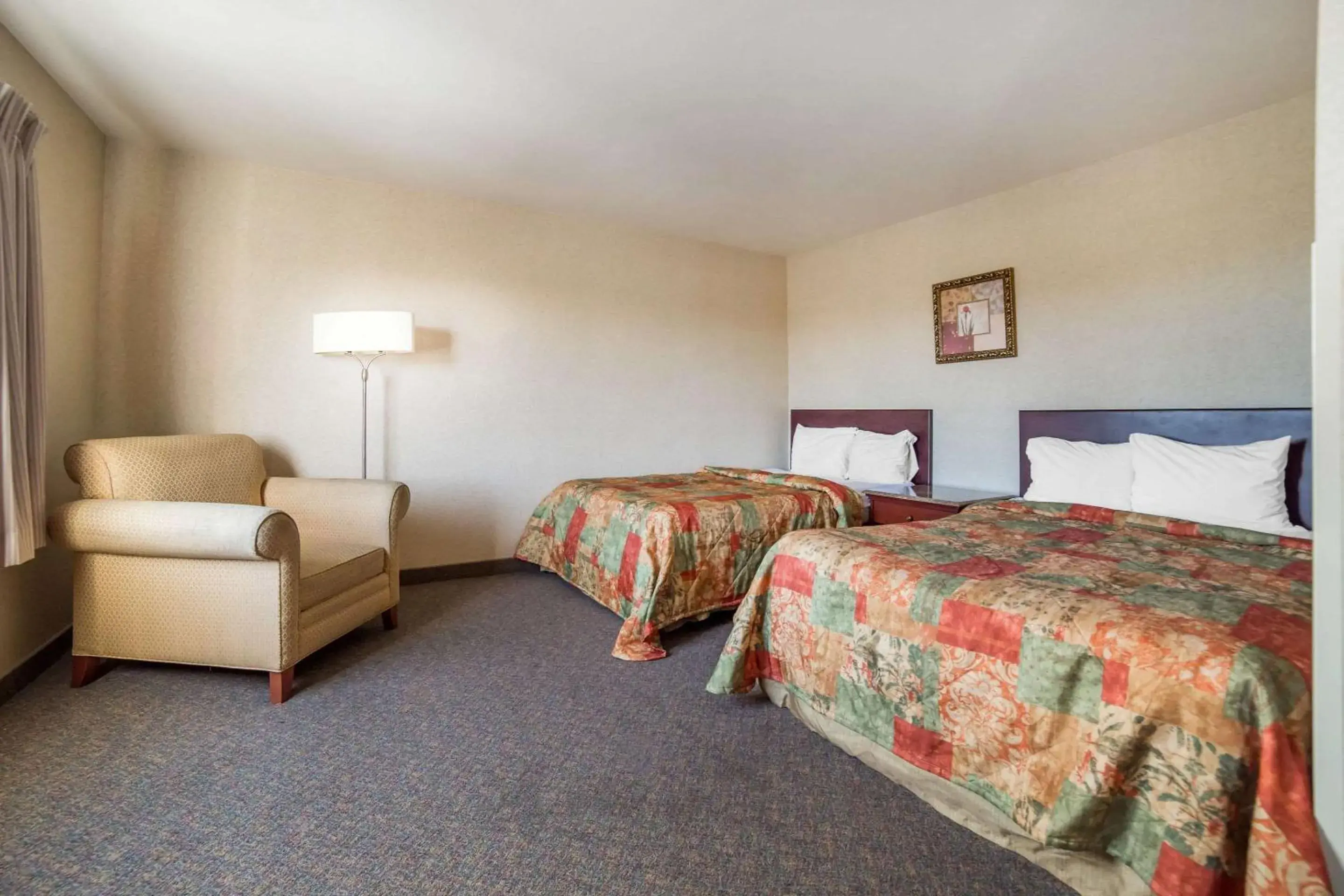 Photo of the whole room, Bed in Rodeway Inn & Suites Nampa