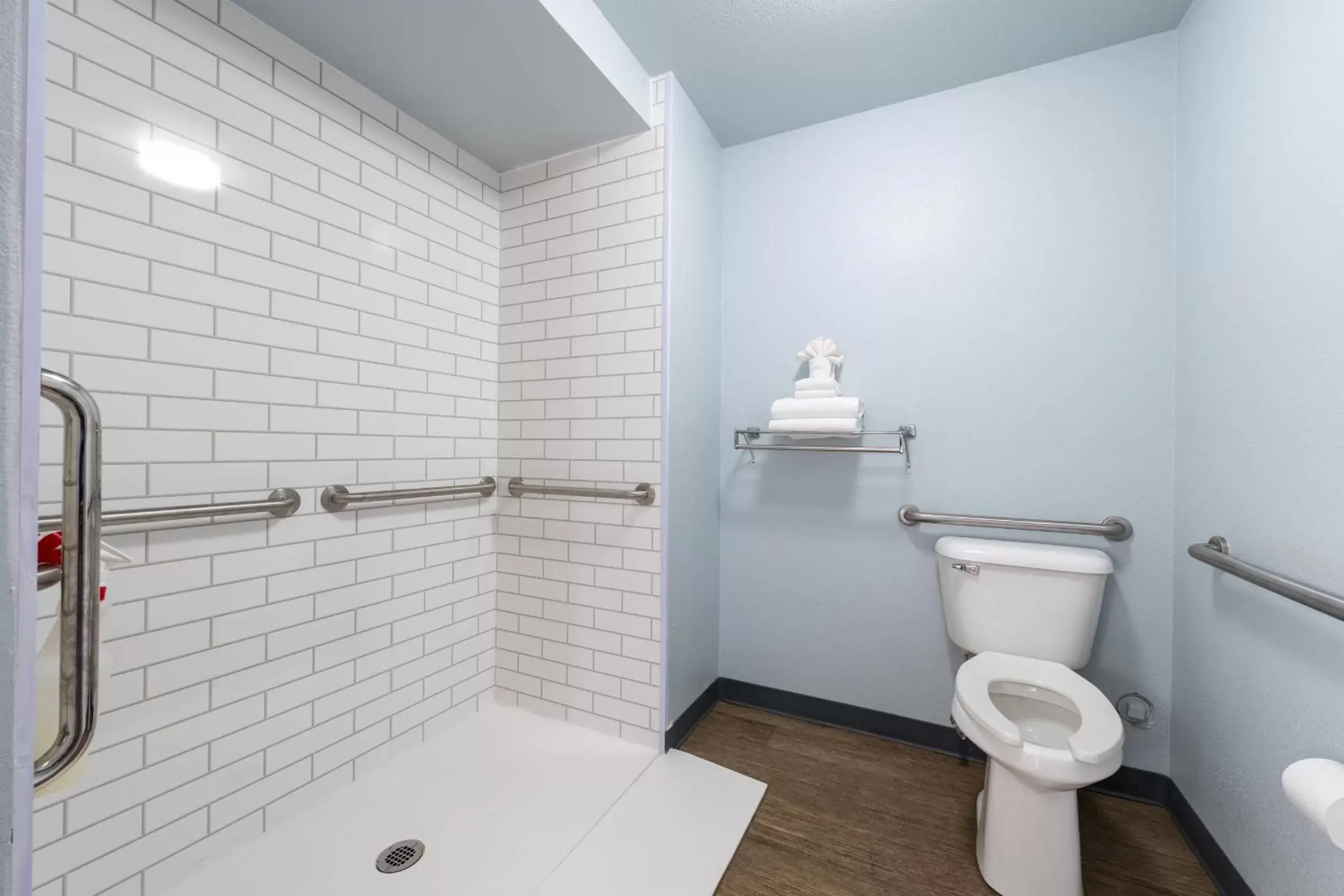 Shower, Bathroom in Quality Inn & Suites Manitou Springs at Pikes Peak