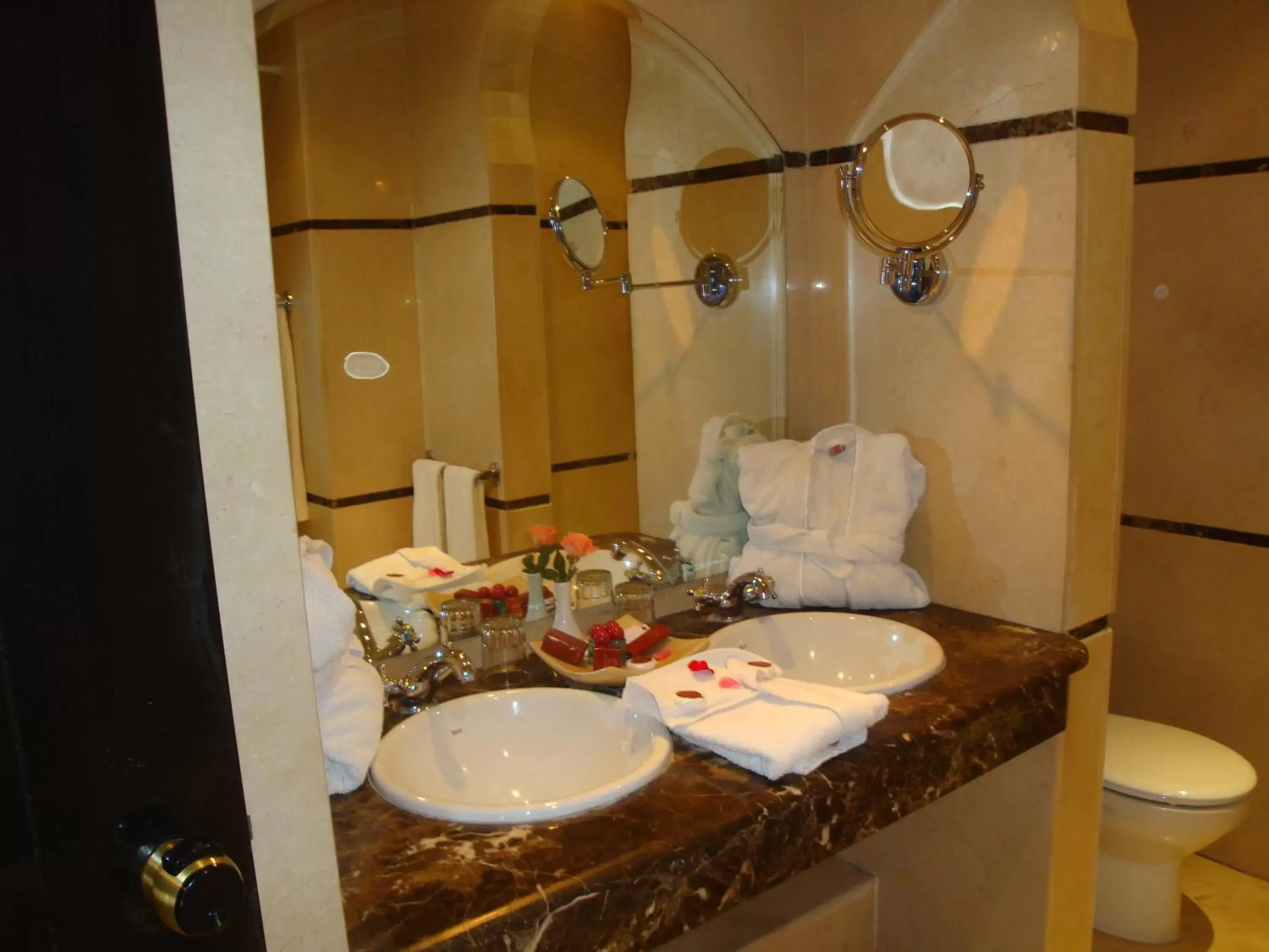 Swimming pool, Bathroom in Hotel Imperial Plaza & Spa