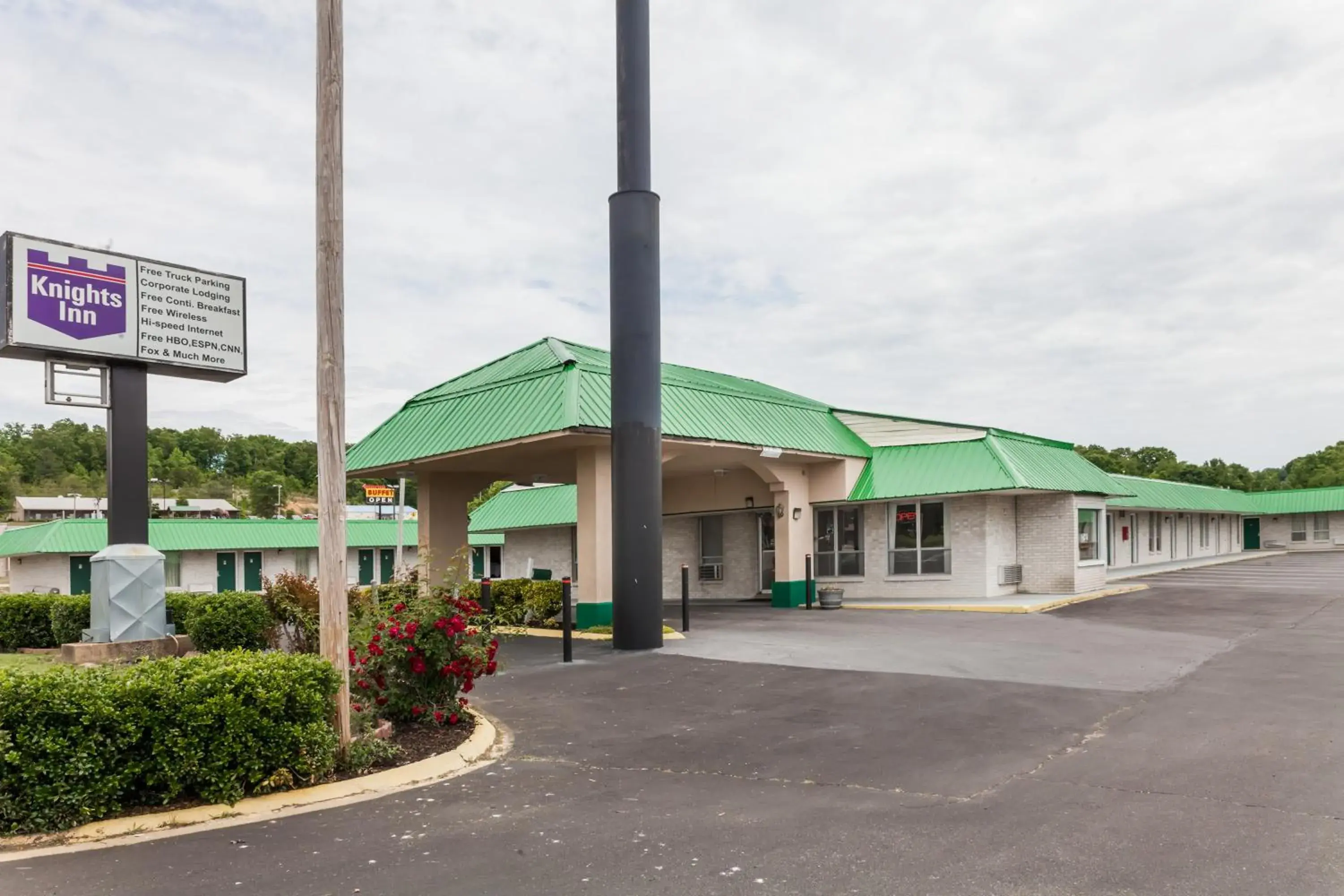 Property Building in Knights Inn Hurricane Mills