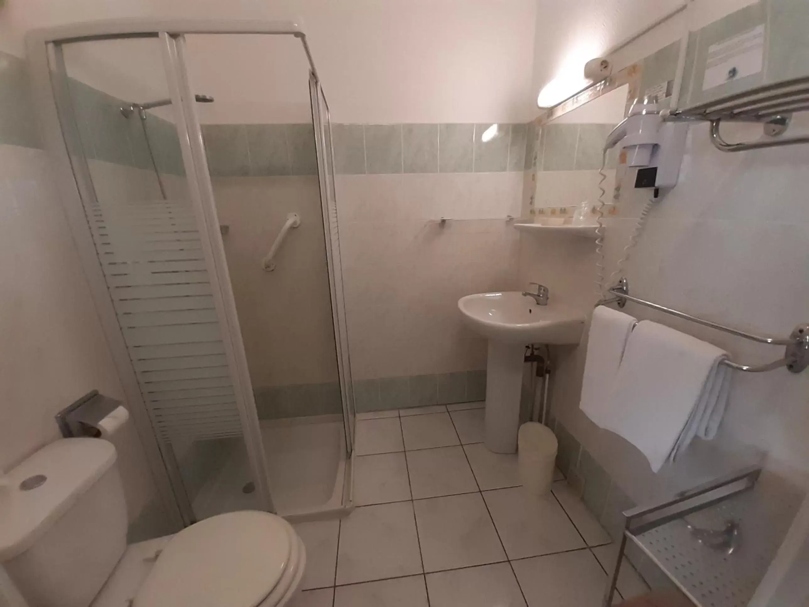 Shower, Bathroom in Hôtel du Tricastin