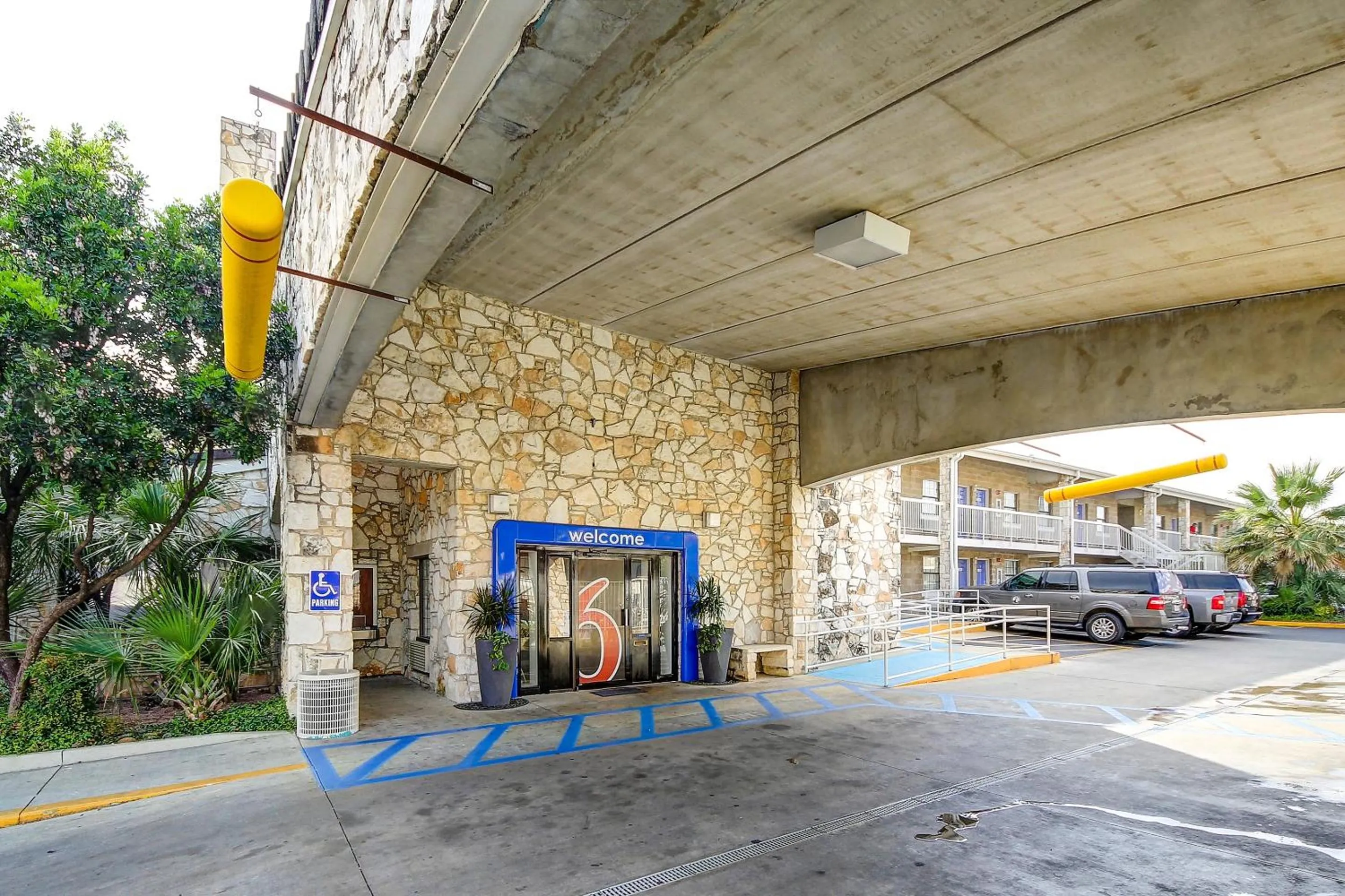 Property building in Motel 6-San Antonio, TX - Northwest Medical Center