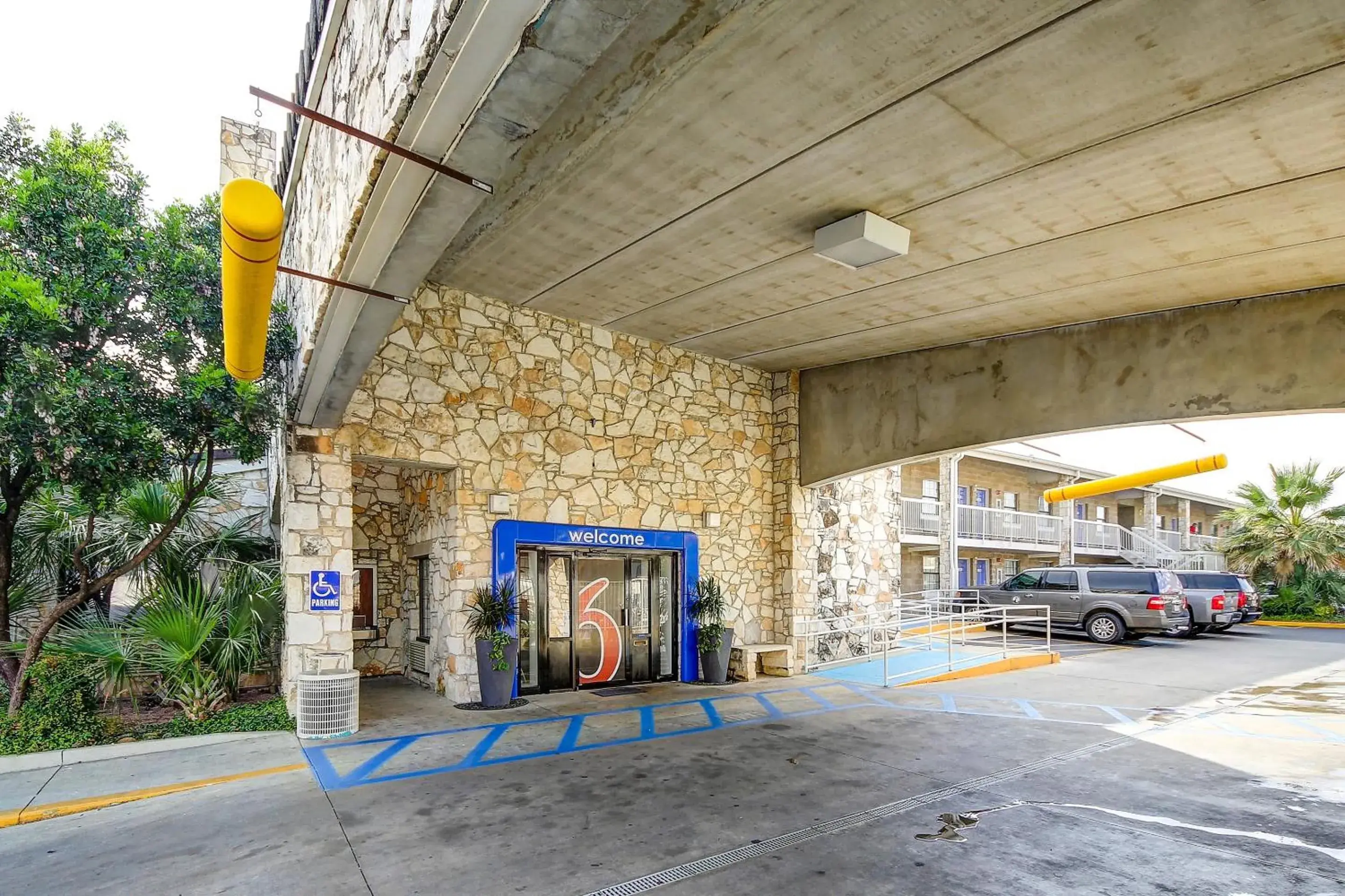 Property building, Facade/Entrance in Motel 6-San Antonio, TX - Northwest Medical Center